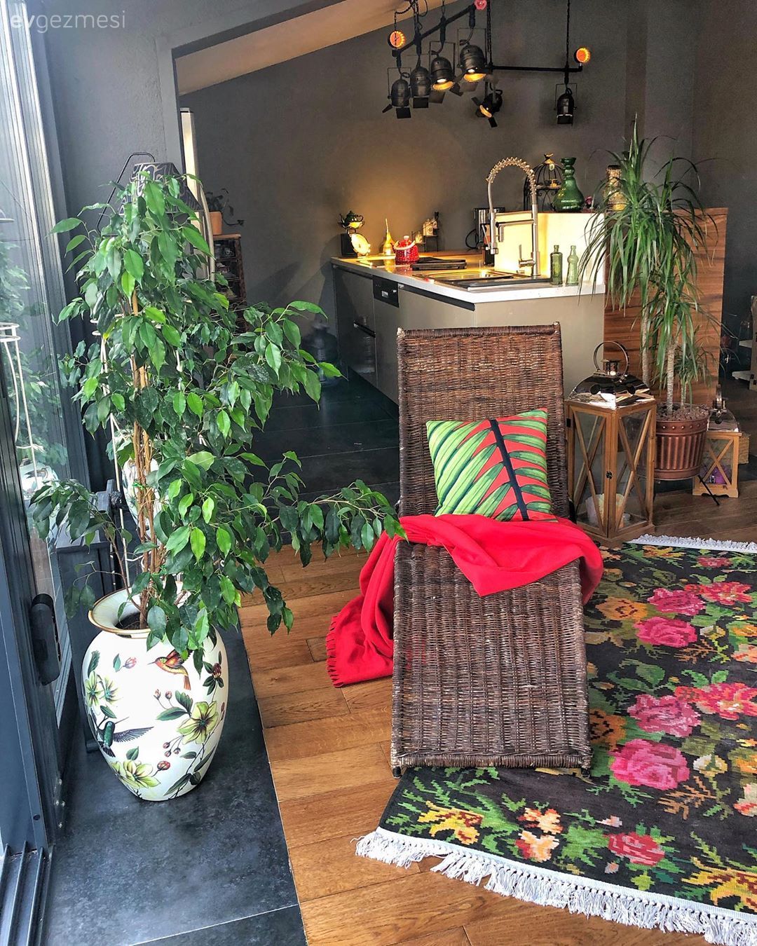 Bu Apartman Dairesi 10. Kata Bahçeli Bir Ev Hissini Taşımış