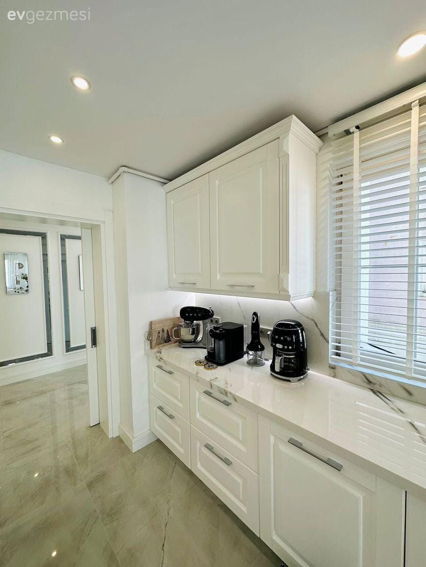 Beyaz, Shaker kapaklı dolaplar, Mutfak, Mutfak tezgahı, Mutfak tezgah arası, Mutfak aksesuarları, Jaluzi, Mutfak zemin seramikleri, Siyah