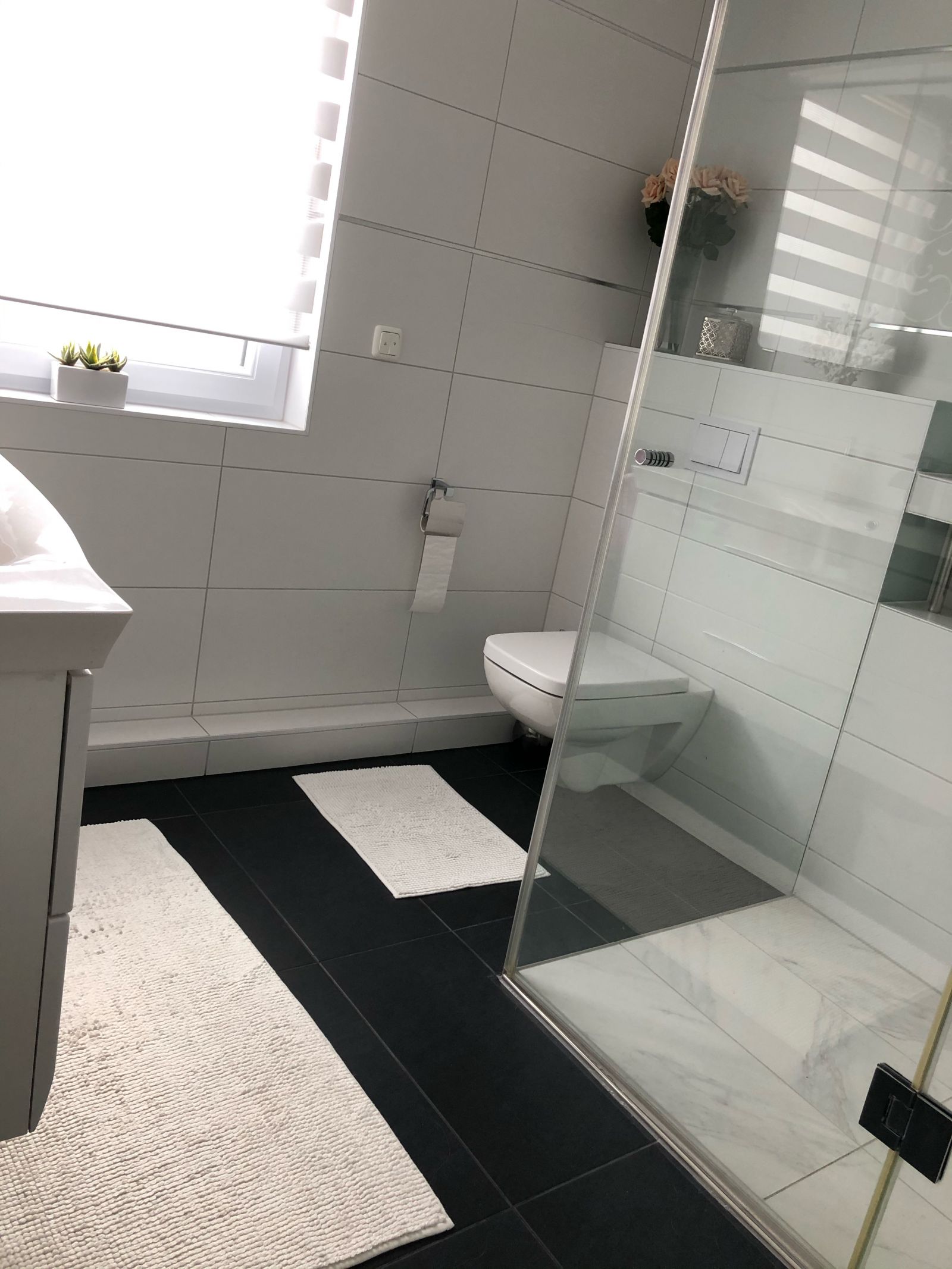Banyo, Beyaz, Siyah, Duşakabin, Banyo seramikleri, Banyo paspası, Banyo dolabı