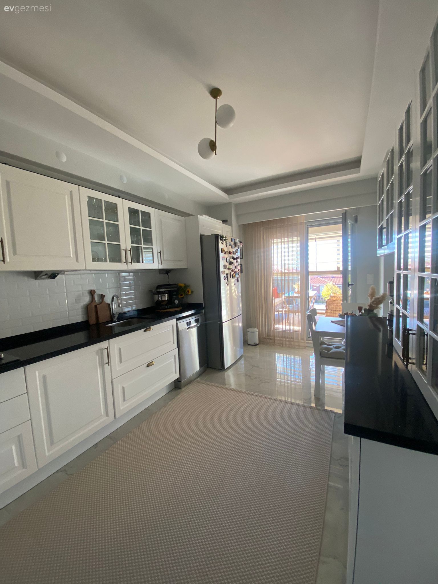 Mutfak, Country, Beyaz, Siyah, Shaker kapaklı dolaplar, Mutfak tezgahı, Siyah tezgah, Mutfak tezgah arası, Mutfak Avize Modelleri, Ekstra mutfak dolabı, Mutfak halısı, Mutfak perdesi