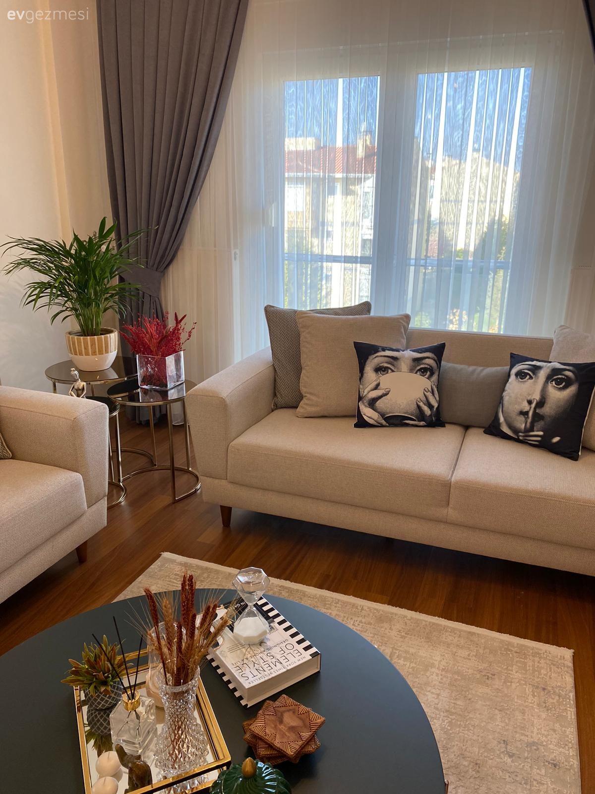 Salon, Beyaz koltuk, Siyah, Gri, Fon perde, Perde, Tül perde, Kırlent, Ev tekstili, Koltuk takımı, Ev bitkisi, Parke, Yuvarlak sehpa, Sehpa, Dekoratif Objeler, Sehpa üstü aksesuarı, Ev Aksesuar