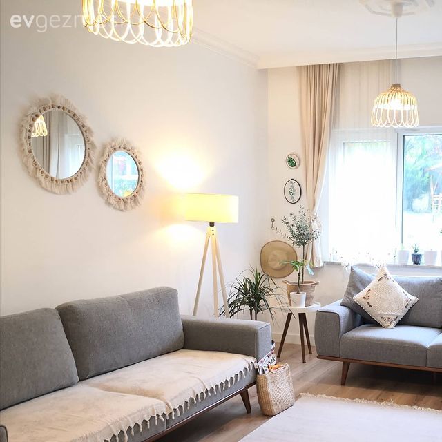 Salon, İskandinav, Bohem Dekorasyon, Gri koltuk, Koltuk takımı, Krem, Beyaz, Bej, Hasır, Fon perde, Perde, Tül perde, Kırlent, Ev tekstili, Avize, Aydınlatma, Duvar rafı, Duvar dekorasyonu, Yan sehpa, Sehpa, Ev bitkisi, Lambader, Halı, Salon halısı, Ayna