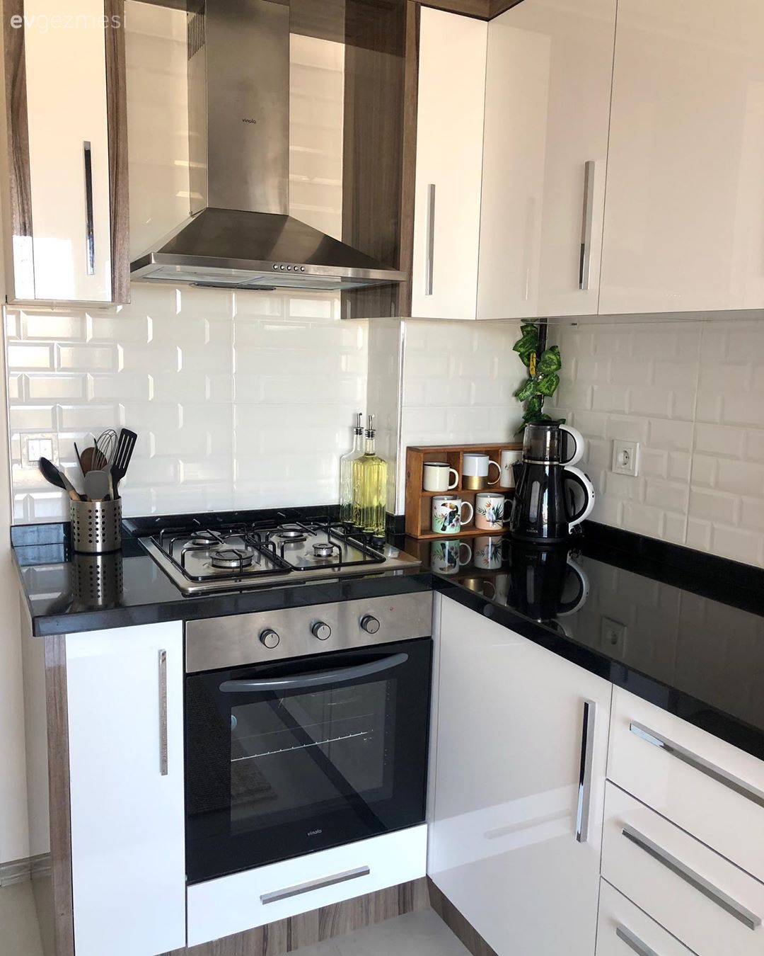 Mutfak, Beyaz mutfak, Siyah, Siyah tezgah, Mutfak tezgahı, Mutfak tezgah arası, Metro seramik, Seramik