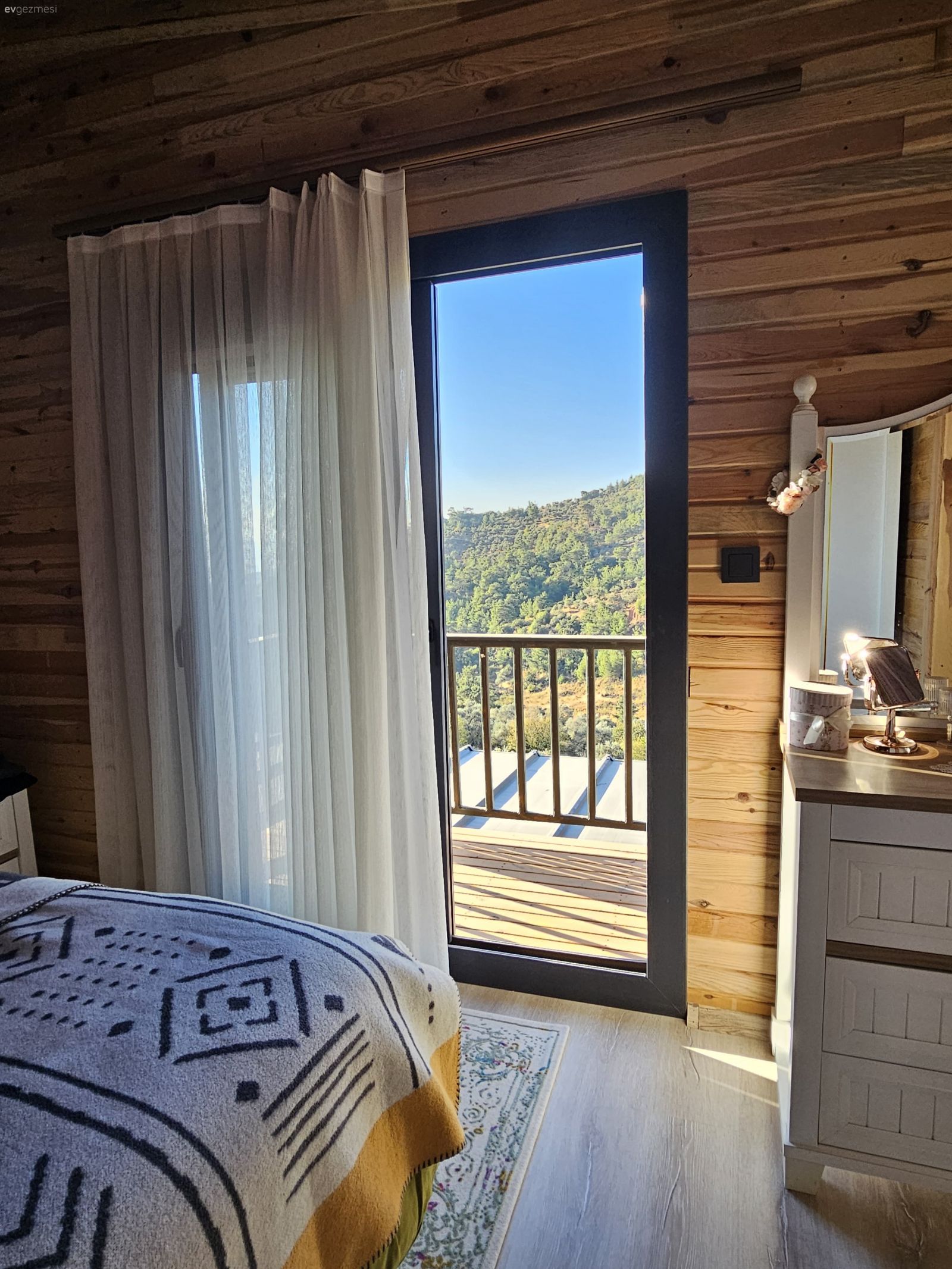 Dağ Köyünde Ahşabın Sıcak Sesi: Aydın'da İki Katlı Bir Köy Evi!