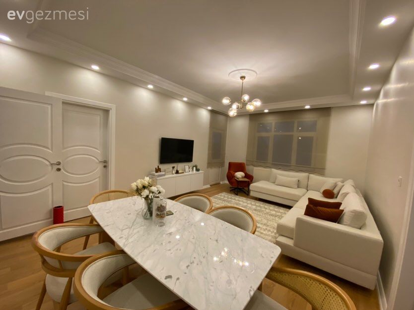 Salon, Modern, Beyaz, Krem, Turuncu, Köşe koltuk, Koltuk takımı, Beyaz koltuk, Avize, Aydınlatma, Yemek masası, Sandalye, Tv ünitesi, Tv ünitesi aksesuarları, Ev Aksesuar, Parke, Halı
