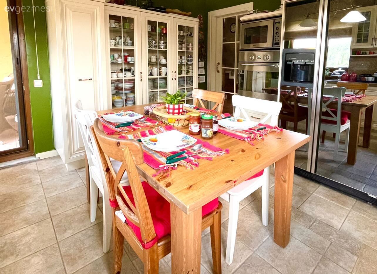 Mutfak, Beyaz, Yeşil, Klasik, Sandalye, Mutfak masası, Ekstra mutfak dolabı, Mutfak aksesuarları, Mutfak zemin seramikleri, Dekoratif Objeler