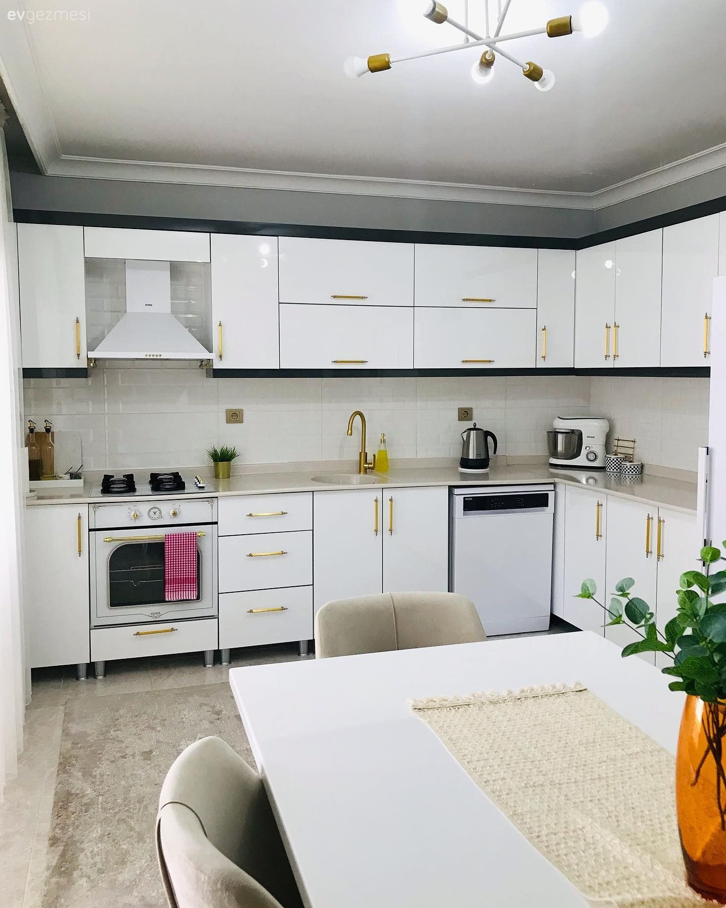 Bu Ankara Evinde Şıklığın Yolu Altın Yansımalarından Geçiyor