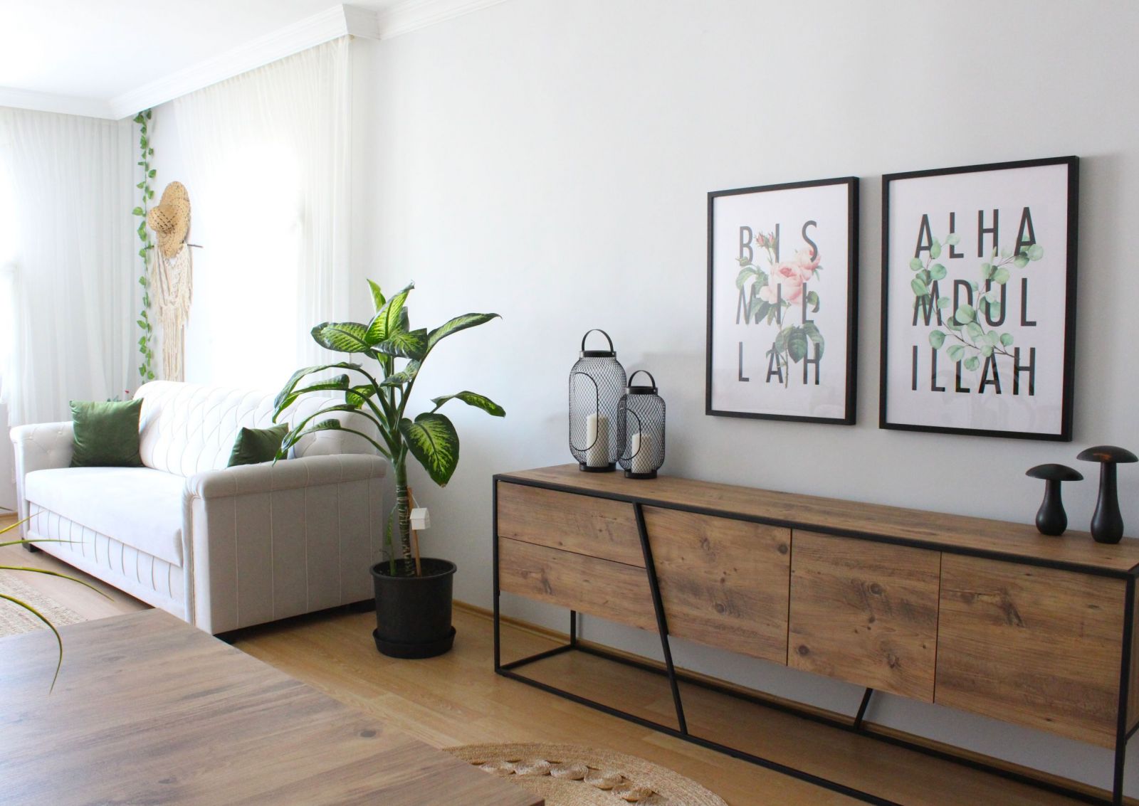 Salon, Beyaz, Yeşil, Koltuk takımı, Konsol, Konsol üzeri dekoratif objeleri, Tablo, Duvar dekorasyonu, Ev bitkisi, Tül perde, Perde, Vazo, Ev Aksesuar