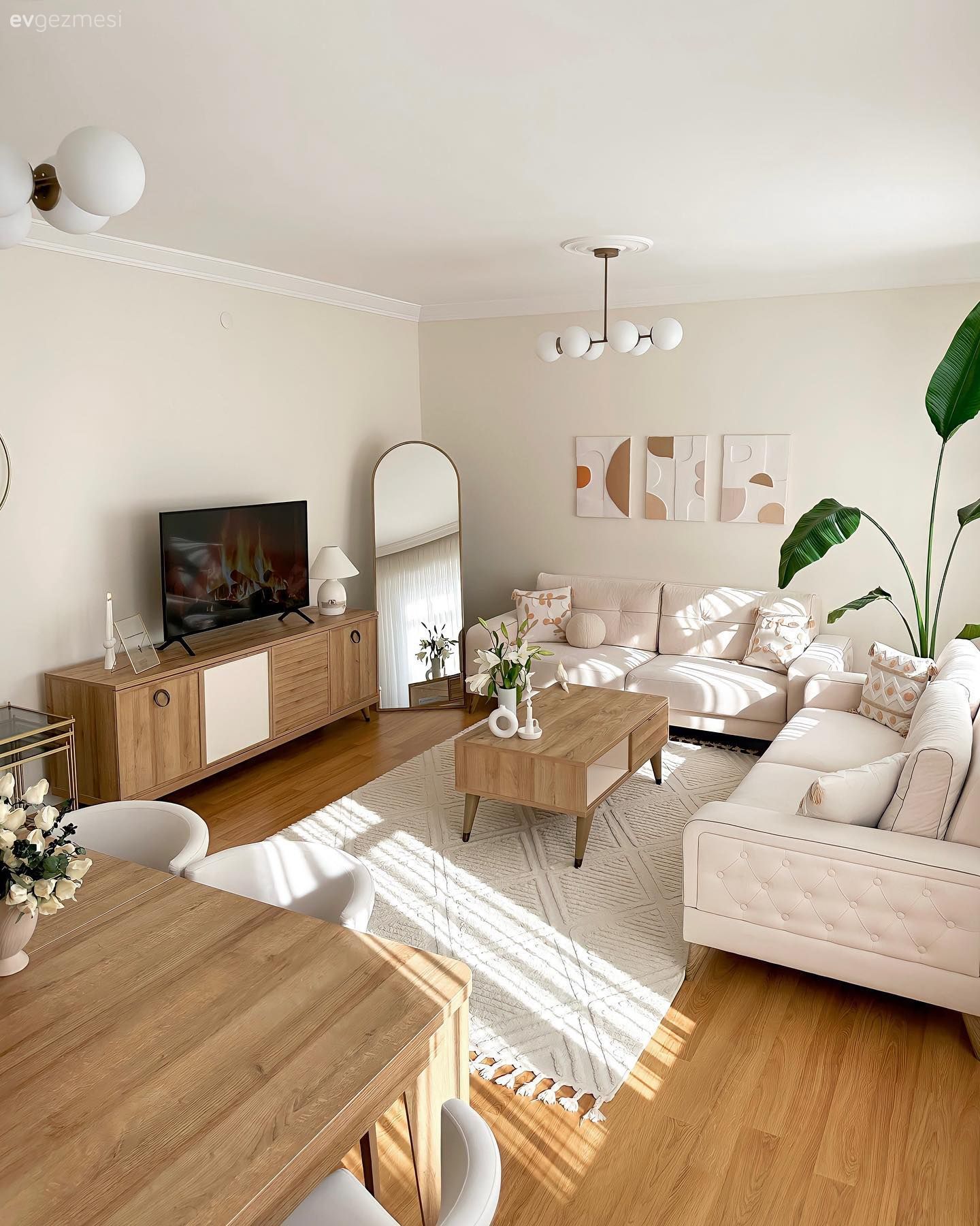 Salon, Bohem Dekorasyon, Beyaz, Bej, Ahşap Mobilya, Koltuk takımı, Tv ünitesi, Tv ünitesi aksesuarları, Ev Aksesuar, Orta sehpa, Sehpa, Halı, Salon halısı, Ev bitkisi, Avize, Aydınlatma, Salon avizesi, Sandalye, Yemek masası, Boy aynası, Ayna, Parke