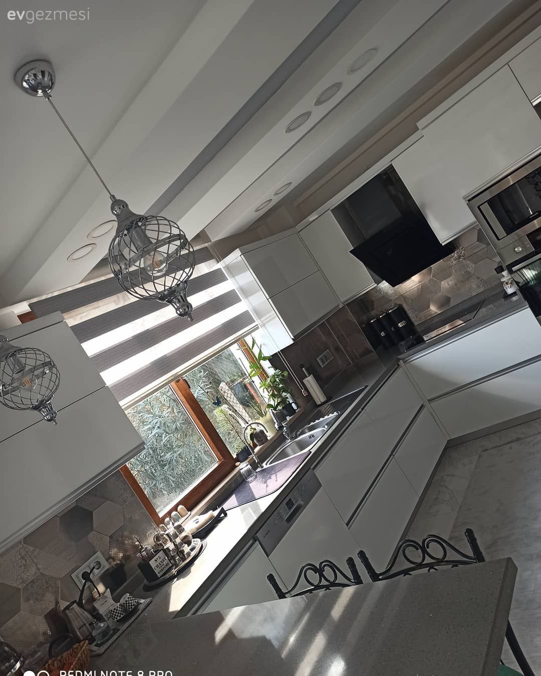 Amerikan Mutfak, Mutfak, Gri, Beyaz, Zemin seramikleri, Sandalye, Tezgah arası seramik, Mutfak tezgah arası, Mutfak Avize Modelleri, Perde, Zebra Perde, Kulpsuz mutfak dolabı, Davlumbaz, Mutfak tezgahı