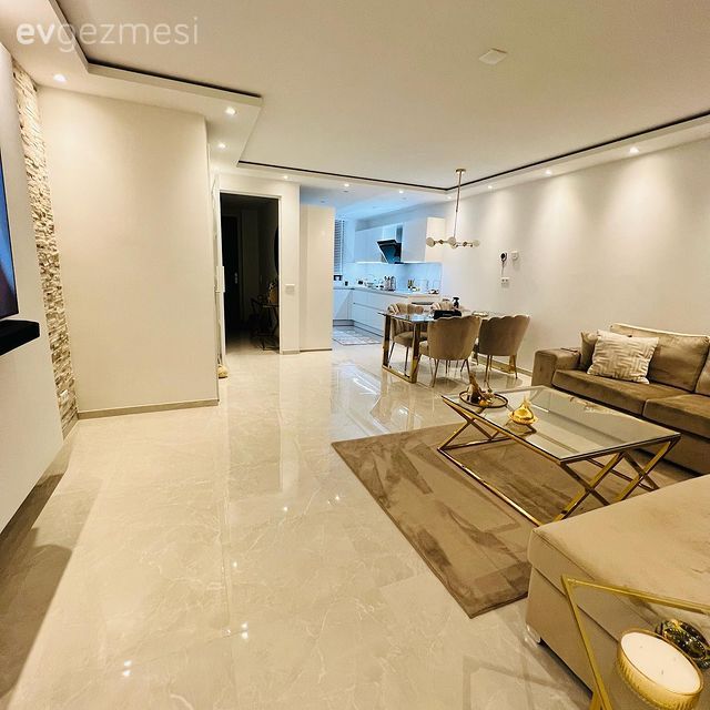 Bu Modern Evde Beyazın Ferahlığı Altın Vurgularla Tamamlanmış!