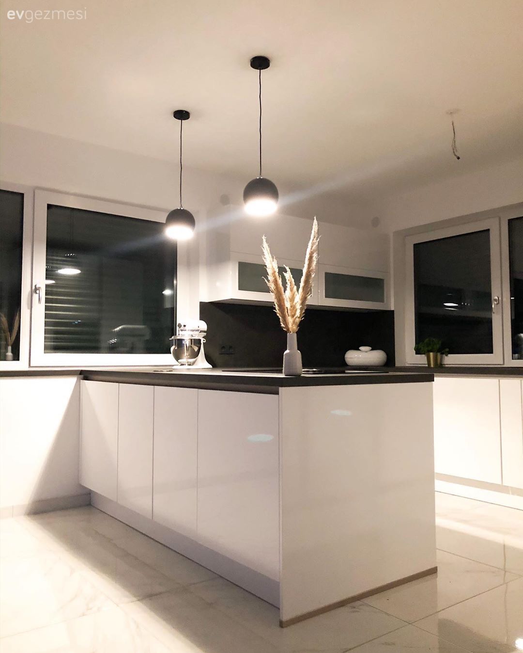 Amerikan Mutfak, Mutfak, Beyaz, Siyah, Mutfak tezgahı, Mutfak tezgah arası, Siyah tezgah, Mutfak Avize Modelleri, Vazo, Ev Aksesuar, Modern mutfak, Ada mutfak