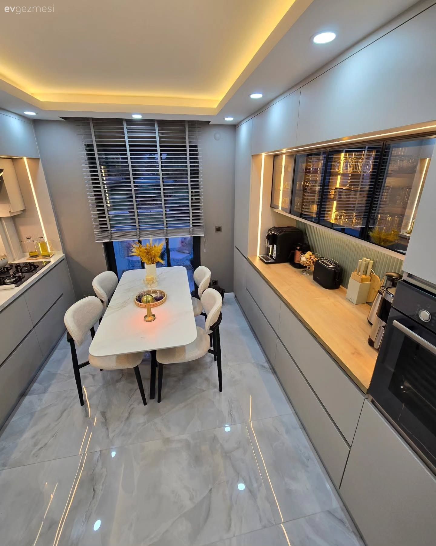 Koridor Tipi Bu Modern Mutfağın Cazibe Noktası Cam Kapaklar