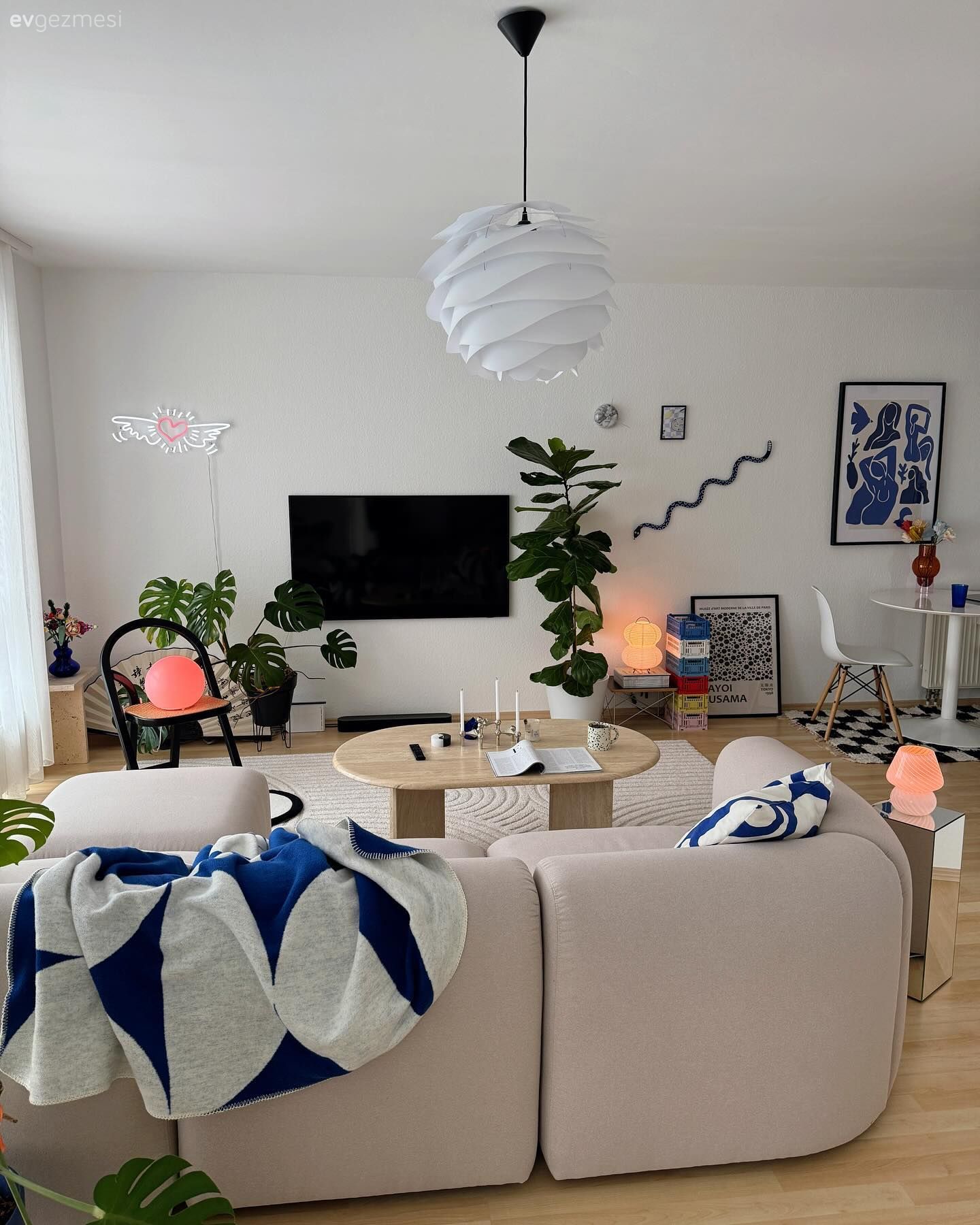 Japandi Stilin Hakim Olduğu Bu Evde Maviler Göz Bebeği!