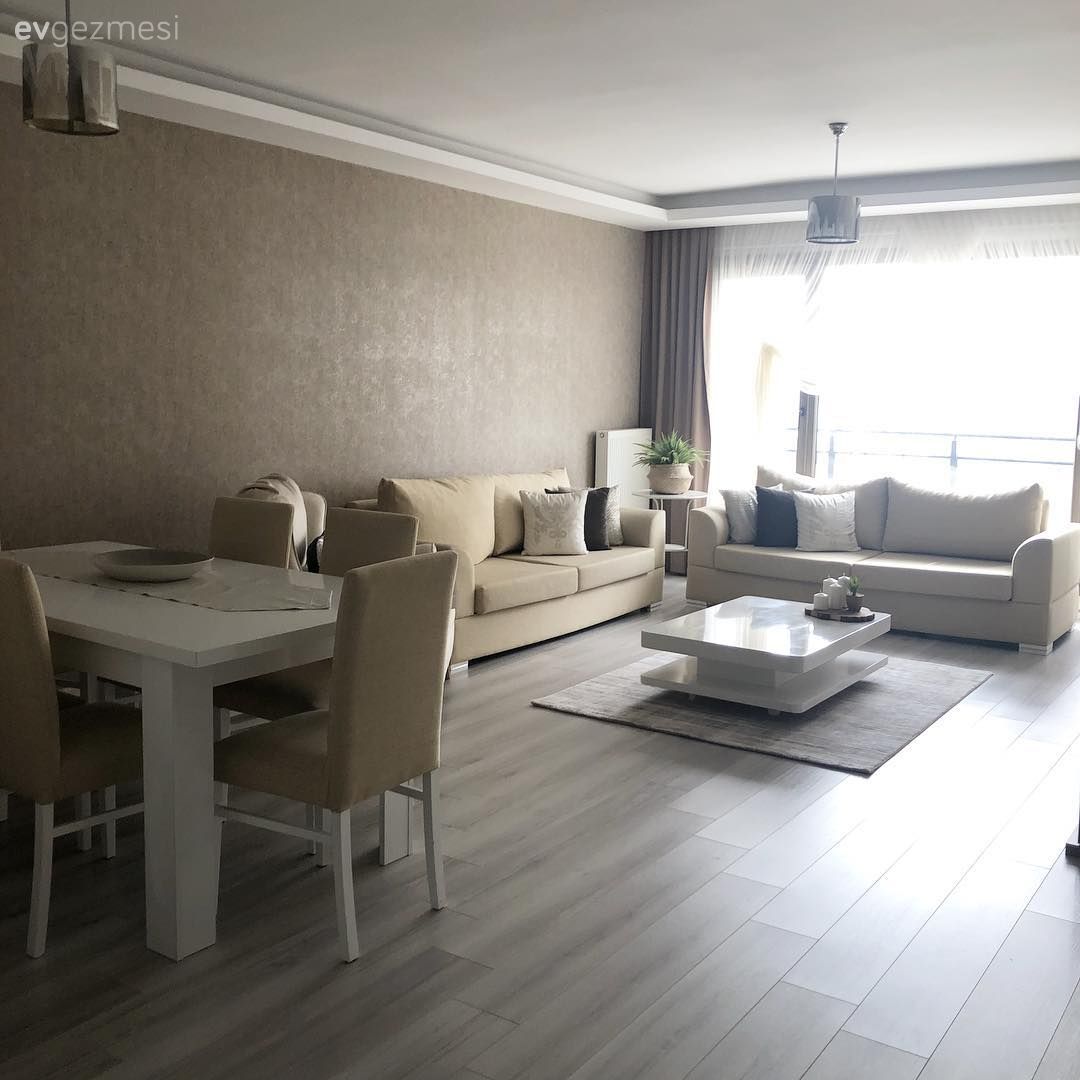 Salon, Krem, Beyaz, Koltuk takımı, Berjer, Fon perde, Perde, Orta sehpa, Sehpa, Halı, Salon halısı, Avize, Aydınlatma, Salon avizesi, Duvar kağıdı, Duvar dekorasyonu, Puf, Yan sehpa, Ev bitkisi, Kruvaze perde, Kahverengi, Yemek masası, Sandalye, Runner, Ev tekstili