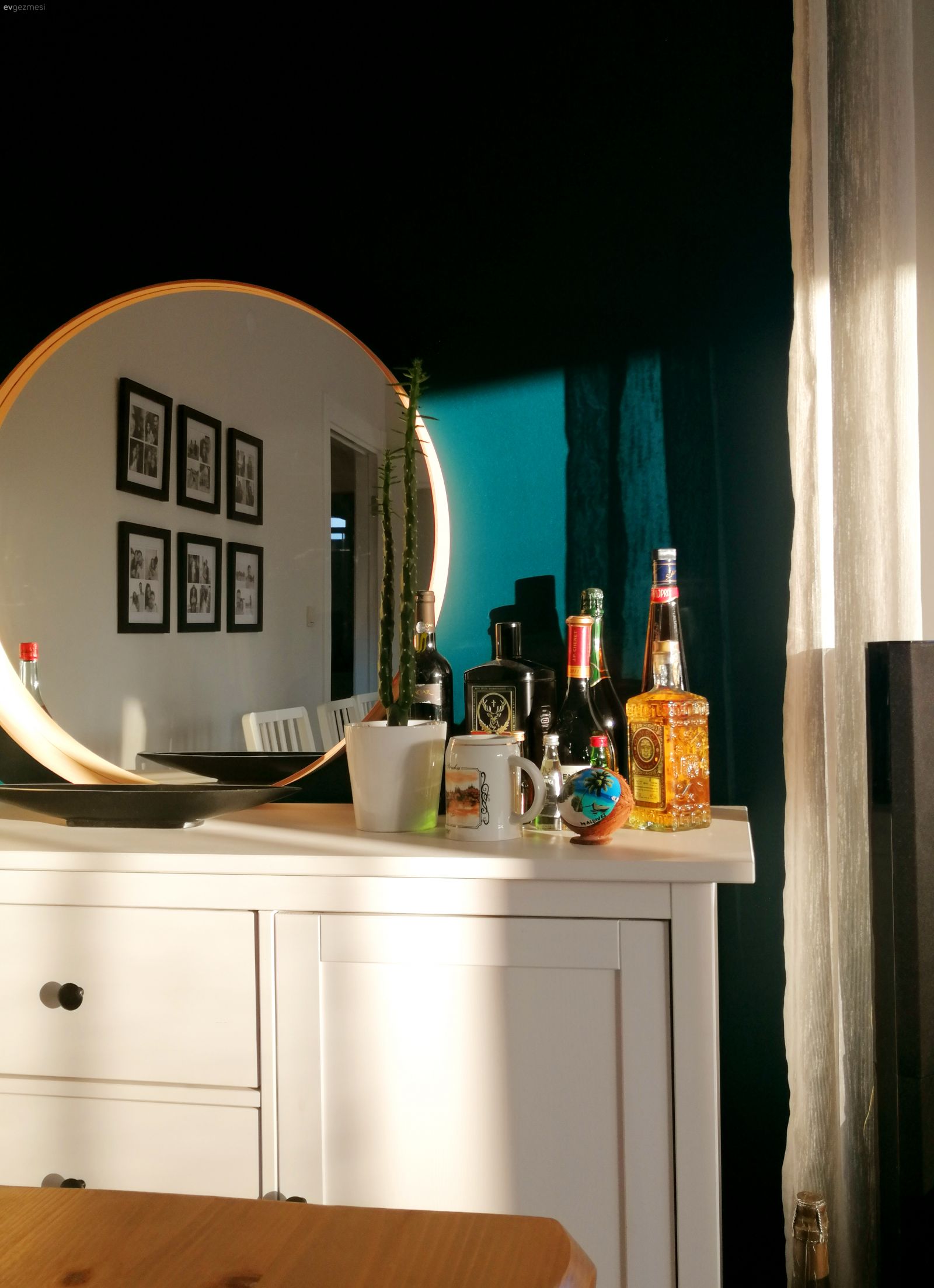 Antrasit duvar, Yuvarlak ayna, Dekoratif ayna, Konsol, Beyaz, Konsol üzeri dekoratif objeleri