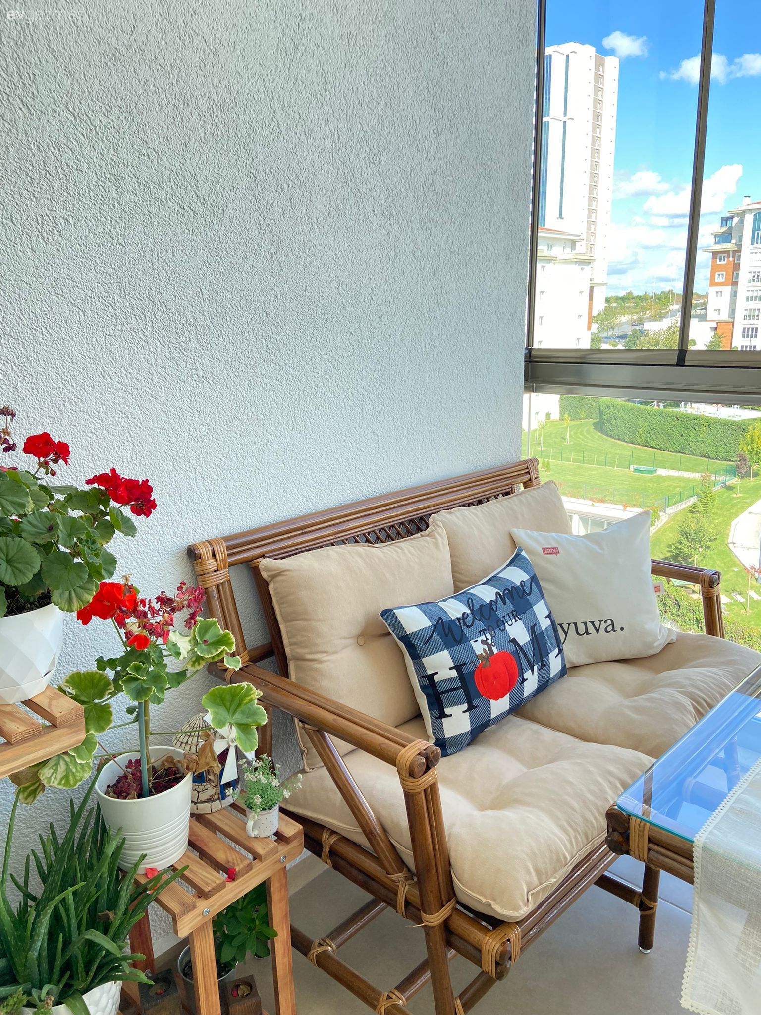 Balkon, Krem, Balkon masası, Balkon oturma grubu, Çiçeklik, Çiçekler, Balkon çiçekleri