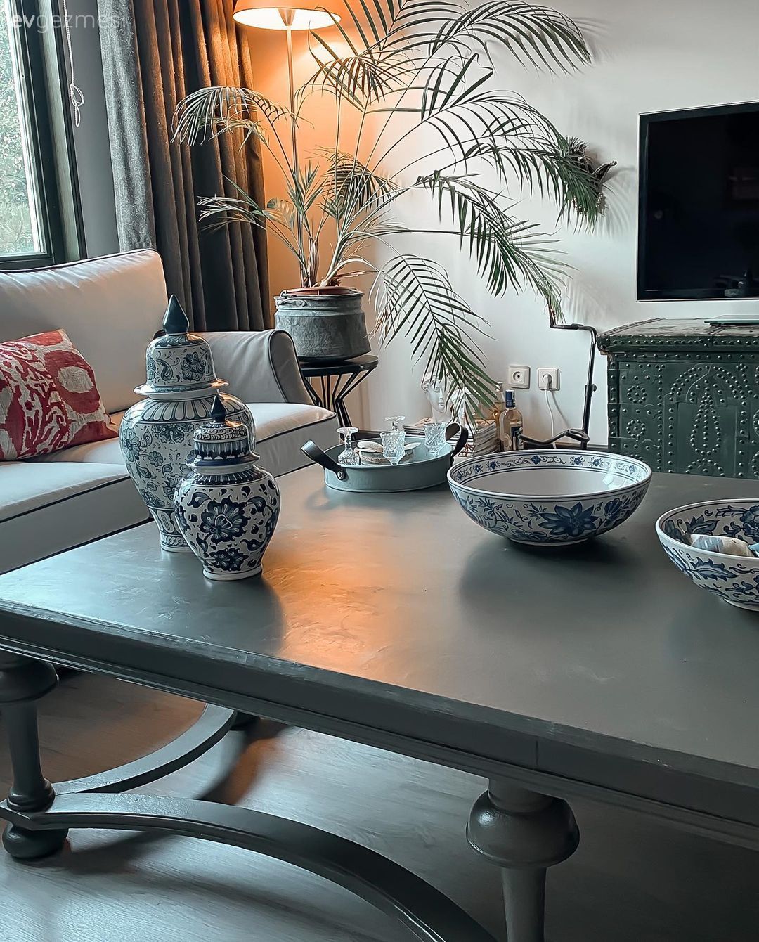 Beyaz koltuk, Vizon, Orta sehpa, Sehpa, Dekoratif Objeler, Tv ünitesi, Tv ünitesi aksesuarları, Ev Aksesuar, Kırlent, Ev tekstili, Kırmızı, Ev bitkisi, Lambader, Aydınlatma