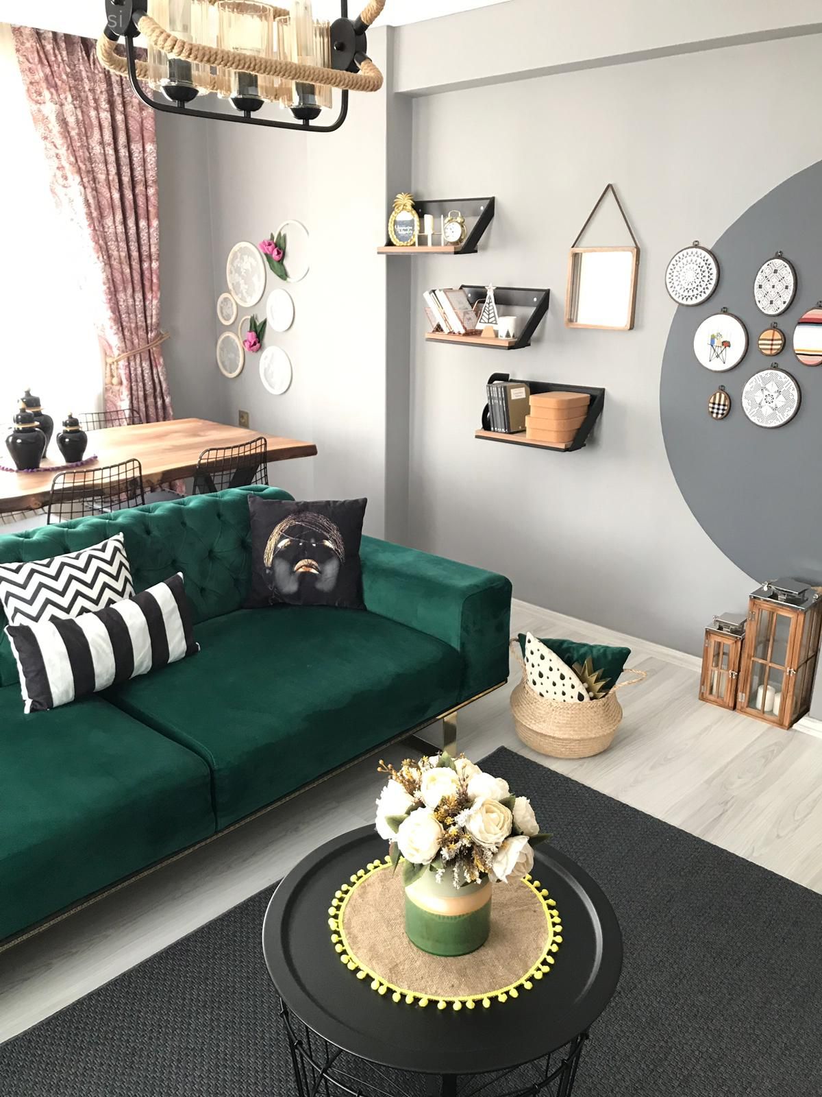 Gri duvar, Duvar dekorasyonu, Fon perde, Perde, Tül perde, Ahşap masa, Sehpa üstü aksesuarı, Ev Aksesuar, Zümrüt yeşili, Antrasit  , Beyaz, Koltuk takımı, Kırlent, Ev tekstili, Siyah- Beyaz, Çizgili desen, Desenler, Halı, Salon halısı, Duvar rafı, Salon avizesi, Rustik Aydınlatma