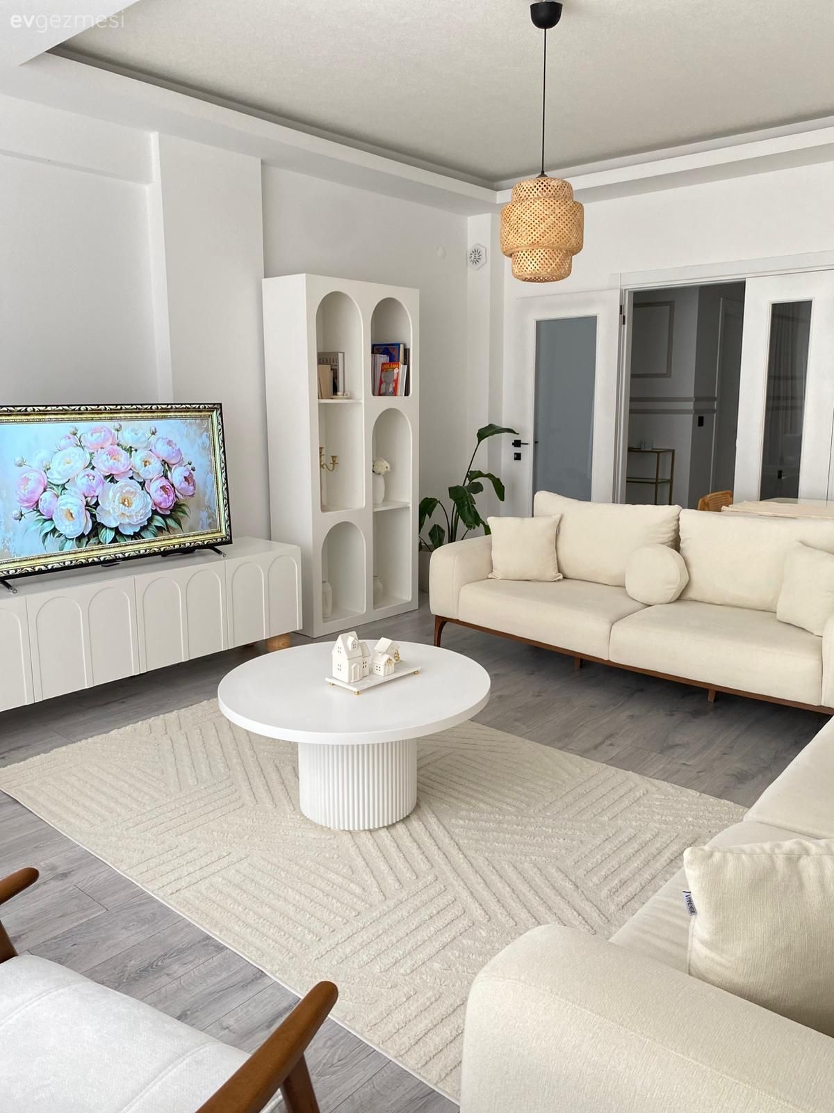 Salon, Modern, Beyaz, Bej, Krem, Koltuk takımı, Beyaz koltuk, Orta sehpa, Sehpa, Tv ünitesi, Halı, Salon halısı, Kırlent, Ev tekstili, Tv ünitesi aksesuarları, Ev Aksesuar, Berjer, Hasır avize, Ev bitkisi