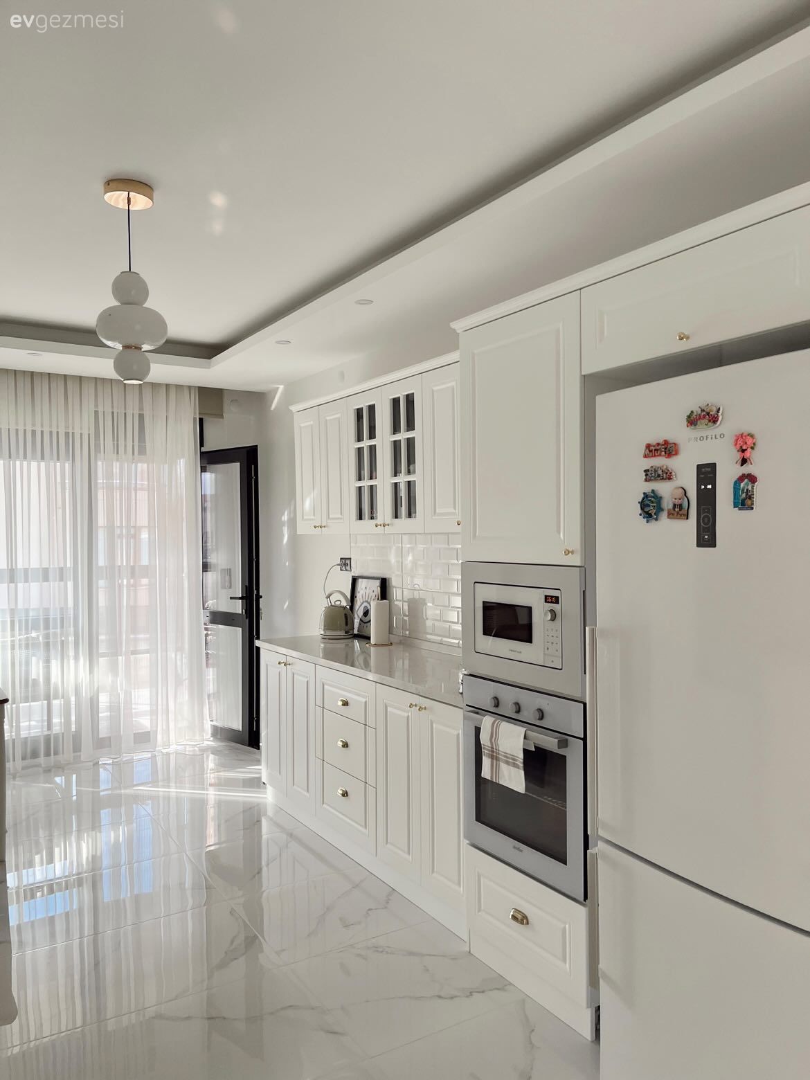 Mutfak, Beyaz, Beyaz mutfak, Shaker kapaklı dolaplar, Mutfak tezgahı, Mutfak tezgah arası, Mutfak perdesi, Ankastre, Mutfak zemin seramikleri, Mutfak Avize Modelleri, Metro seramik, Seramik