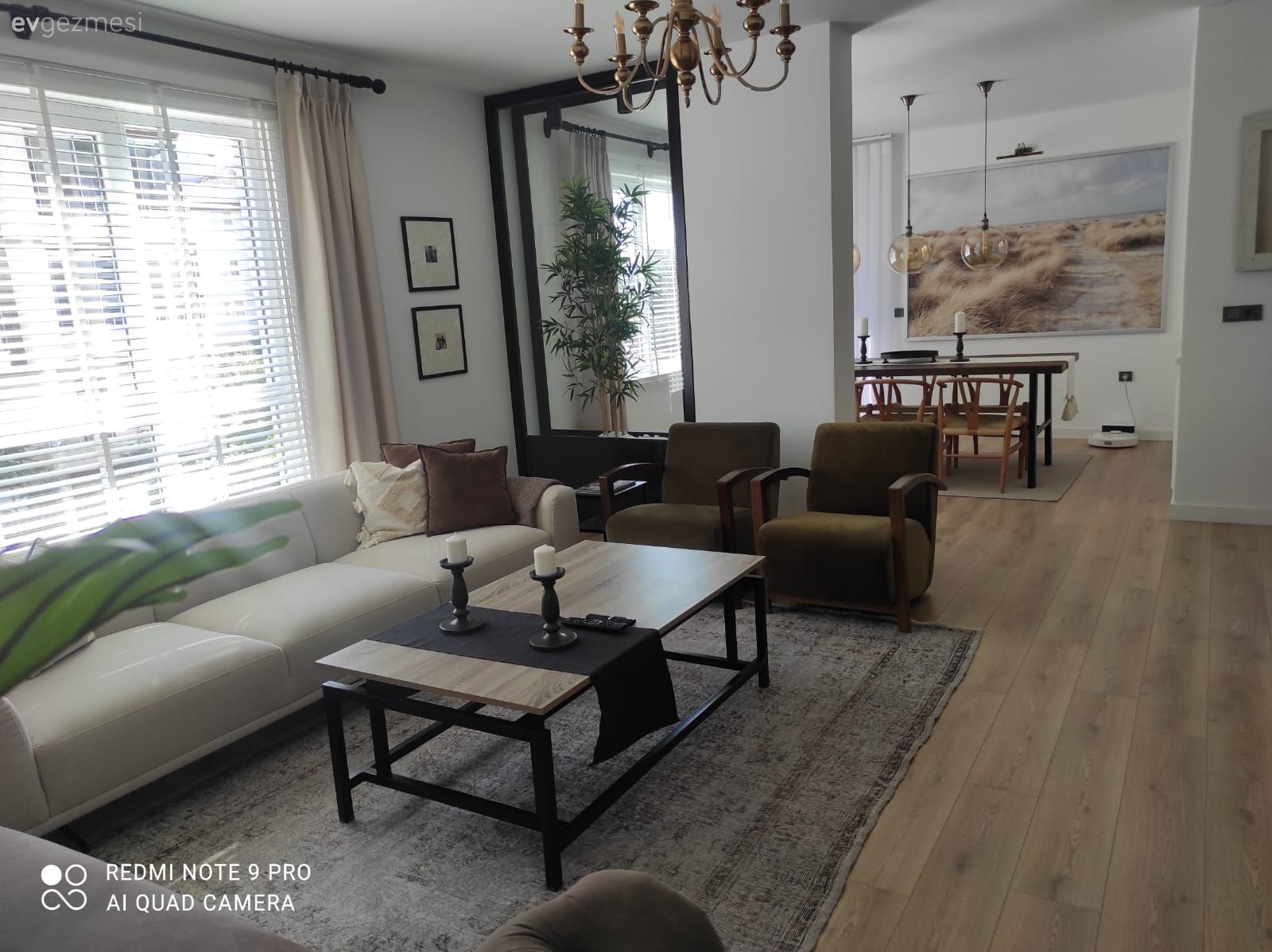 Salon, Modern, İskandinav, Beyaz, Gri, Yeşil, Koltuk takımı, Orta sehpa, Sehpa, Berjer, Beyaz koltuk, Gri koltuk, Halı, Salon halısı, Fon perde, Perde, Tül perde, Avize, Aydınlatma, Tablo, Duvar dekorasyonu, Kırlent, Ev tekstili, Duvar çıtalama, Ev bitkisi, Dekoratif Objeler, Sandalye, Yemek masası