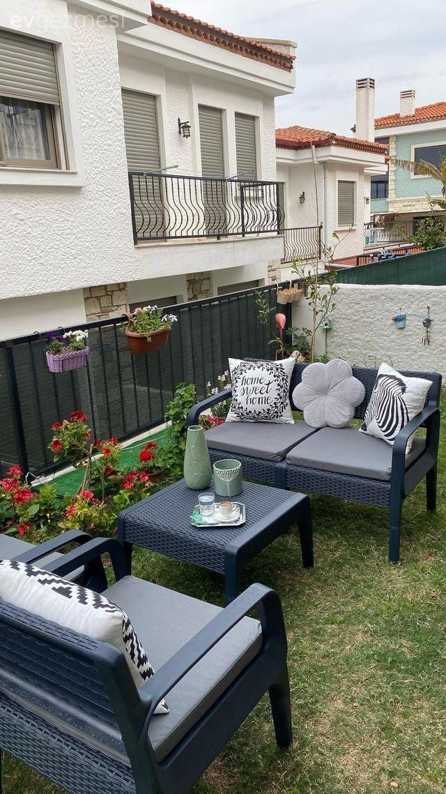 Bahçe, Siyah, Bahçe masası, Bahçe oturma grubu, Kırlent, Ev tekstili