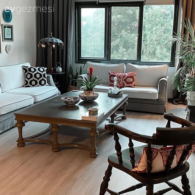 Salon, Eklektik, Kahverengi, Vizon, Ahşap Mobilya, Beyaz koltuk, Koltuk takımı, Fon perde, Perde, Tül perde, Kırlent, Ev tekstili, Jüt halı, Halı, Ev bitkisi, Çerçeve, Kırmızı