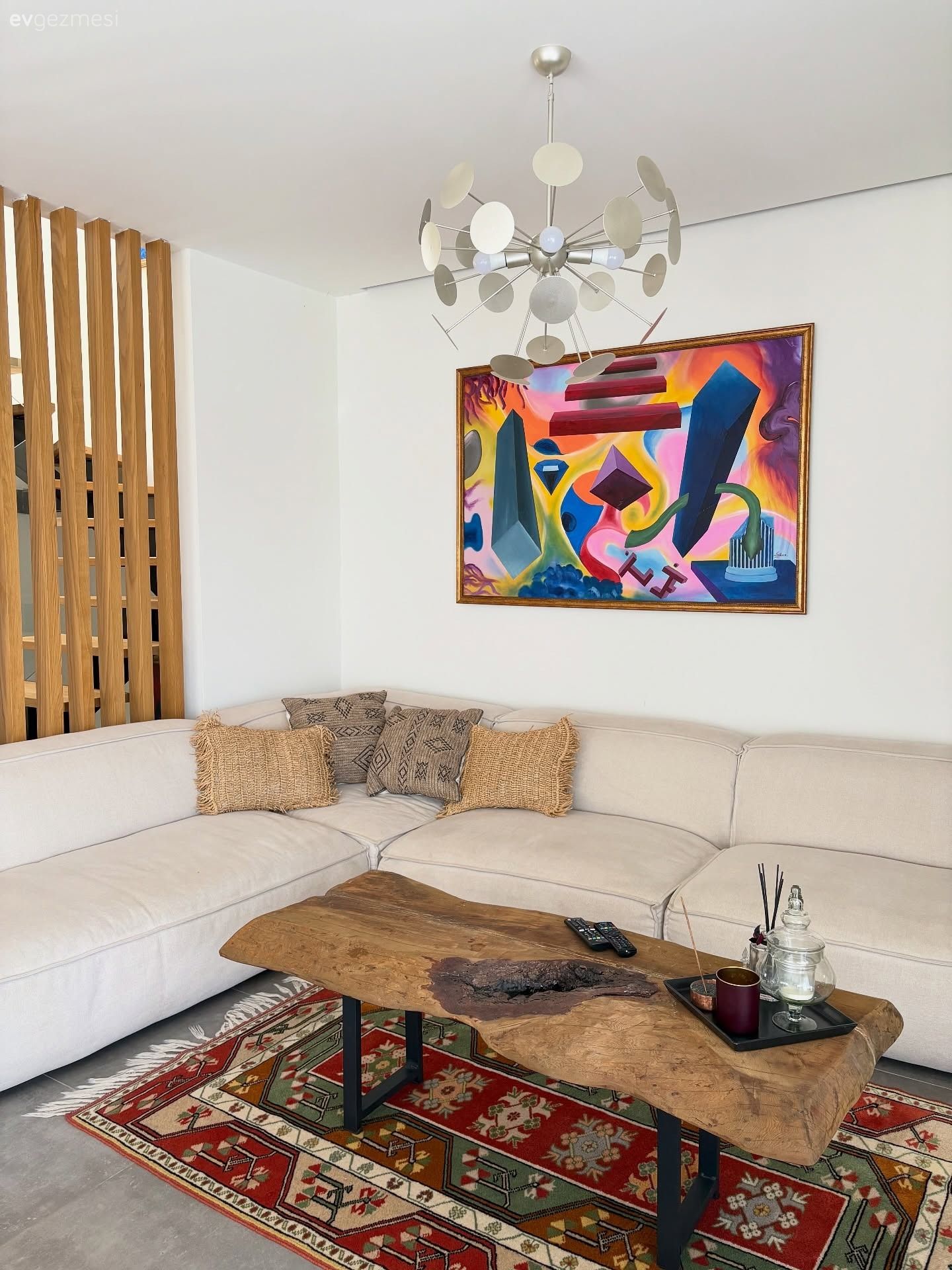 Salon, Eklektik, Bohem Dekorasyon, Modern, Krem, Bej, Ahşap Mobilya, Köşe koltuk, Koltuk takımı, Masif ahşap, Orta sehpa, Sehpa, Halı, El dokuma halı, Ahşap panel, Avize, Aydınlatma, Tablo, Duvar dekorasyonu