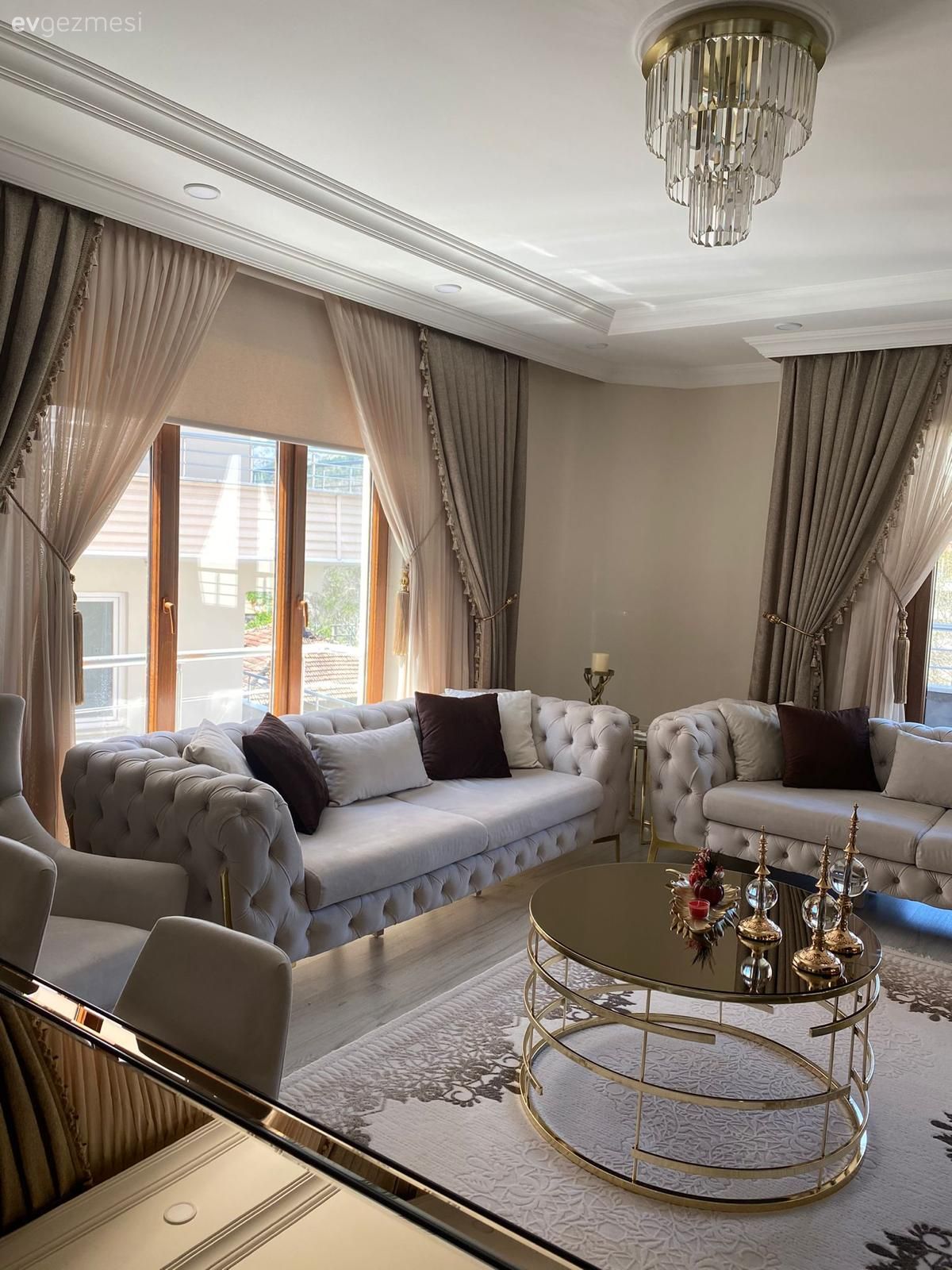 Salon, Modern, Art deko, Beyaz koltuk, Vizon, Altın, Koltuk takımı, Orta sehpa, Sehpa, Yuvarlak sehpa, Fon perde, Perde, Tül perde, Kırlent, Ev tekstili, Avize, Aydınlatma, Salon avizesi, Sandalye, Yemek masası, Sehpa üstü aksesuarı, Ev Aksesuar