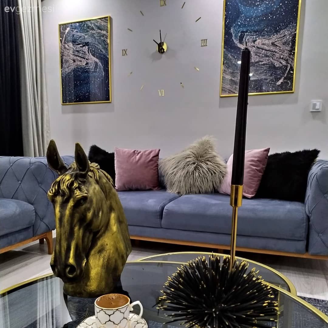 Salon, Gri, Pembe, Siyah, Beyaz, Kapitoneli koltuk, Koltuk takımı, Modern chesterfield, Kırlent, Ev tekstili, Orta sehpa, Sehpa, Tül perde, Perde, Fon perde, Avize, Aydınlatma, Salon avizesi, Saksı, Ev bitkisi, Metal duvar saati, Mavi, Tablo, Duvar dekorasyonu, Dekoratif Objeler, Sehpa üstü aksesuarı, Ev Aksesuar