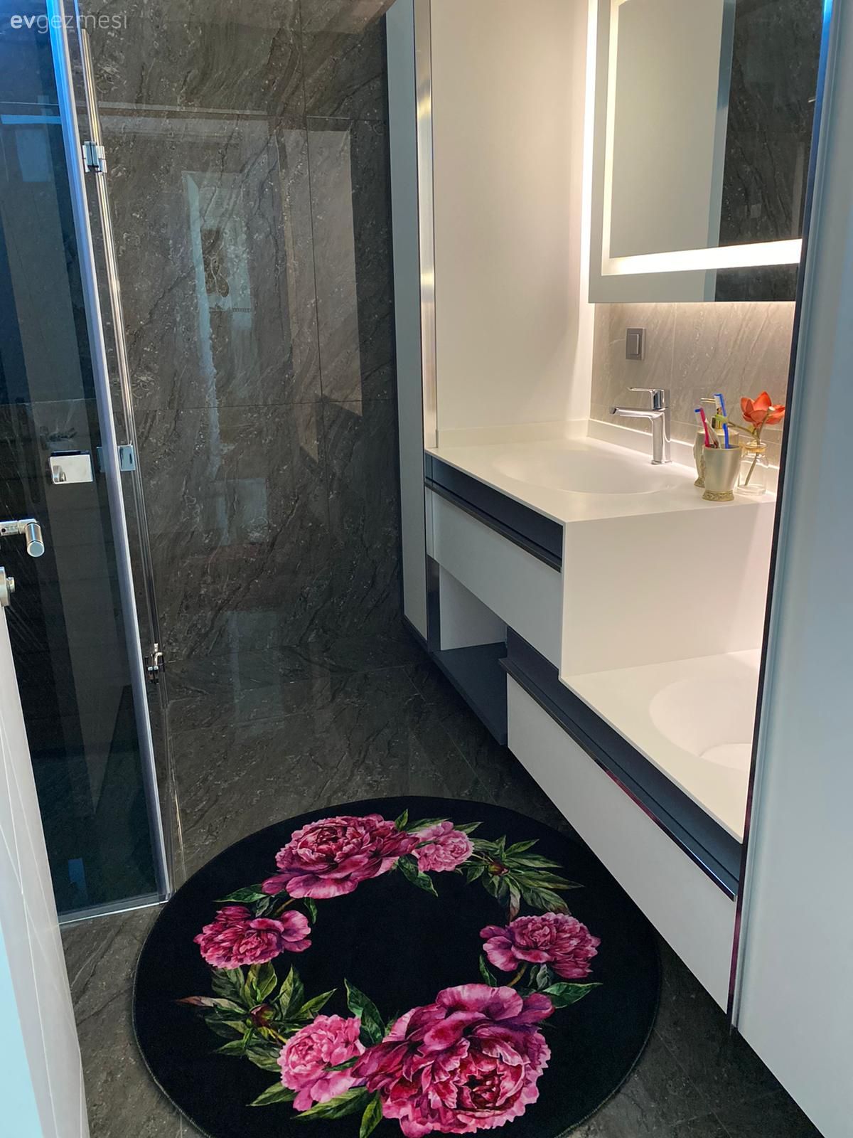 Banyo, Beyaz, Gri, Pembe, Banyo seramikleri, Banyo paspası, Banyo dolabı, Banyo aynası, Duşakabin