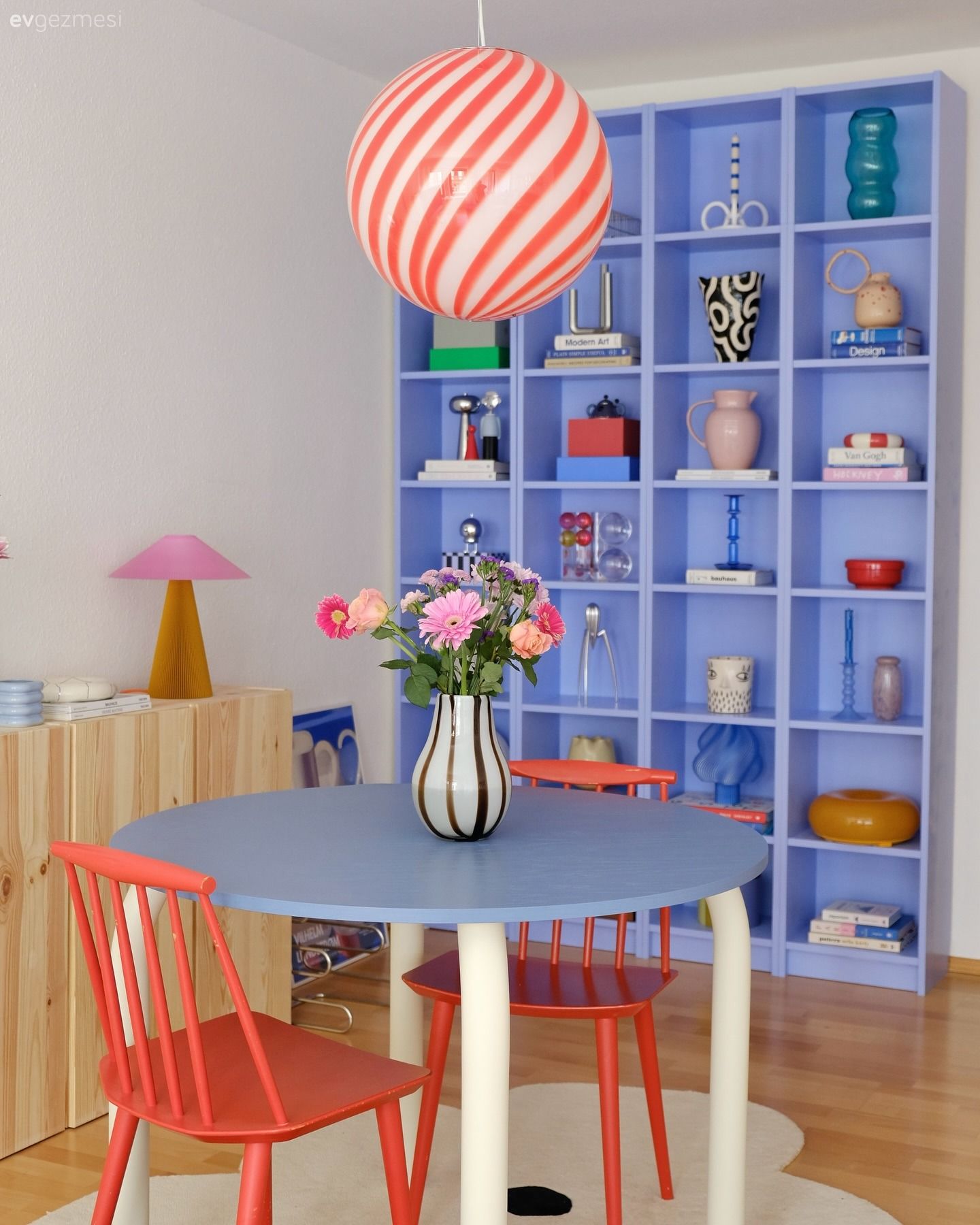 Monoton Renk Paletlerine Meydan Okuyan Neşeli Bir Dekor