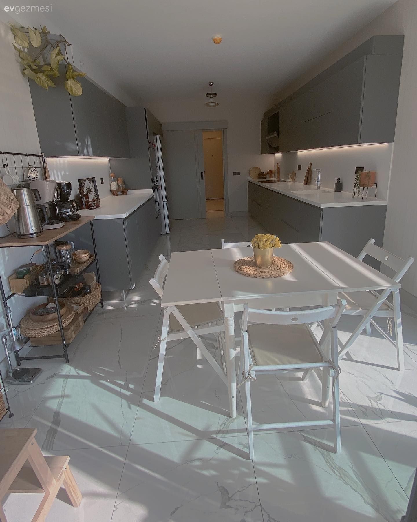 Mutfak, Gri, Beyaz, Koridor tipi mutfak, Modern mutfak, Modern, Kulpsuz mutfak dolabı, Mutfak tezgahı, Mutfak tezgah arası, Tezgah arası seramik, Mutfak zemin seramikleri, Sandalye, Mutfak masası, Mutfak halısı, Spot aydınlatma, Aydınlatma