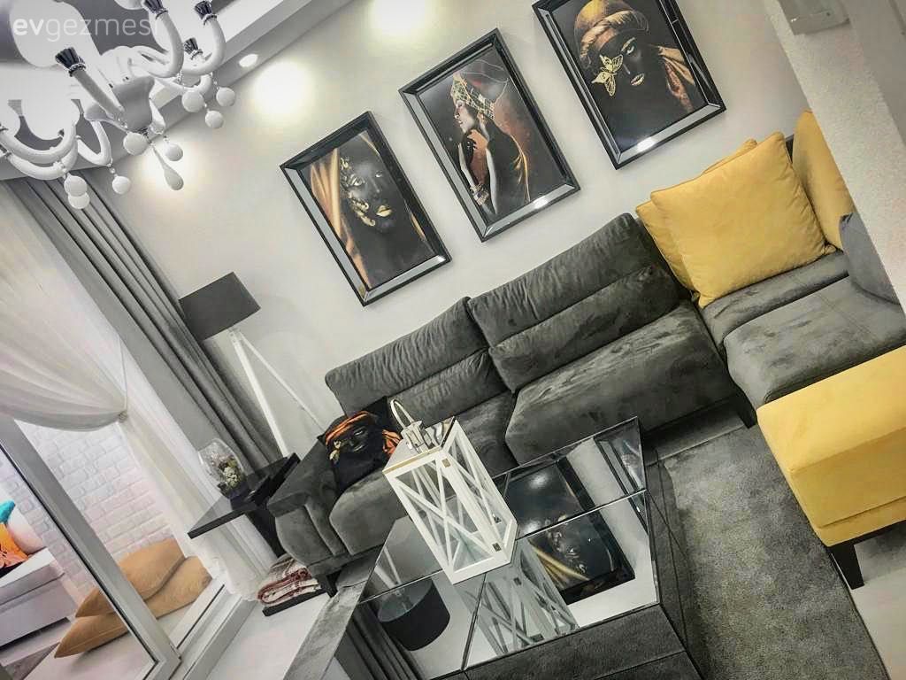 Oturma Odası, Dubleks evler, Antrasit  , Sarı, Köşe koltuk, Koltuk takımı, Tablo, Duvar dekorasyonu, Lambader, Aydınlatma, Orta sehpa, Sehpa, Aynalı mobilya, Ayna, Avize, Oturma odası avizesi, Fener, Ev Aksesuar, Fon perde, Perde, Tül perde