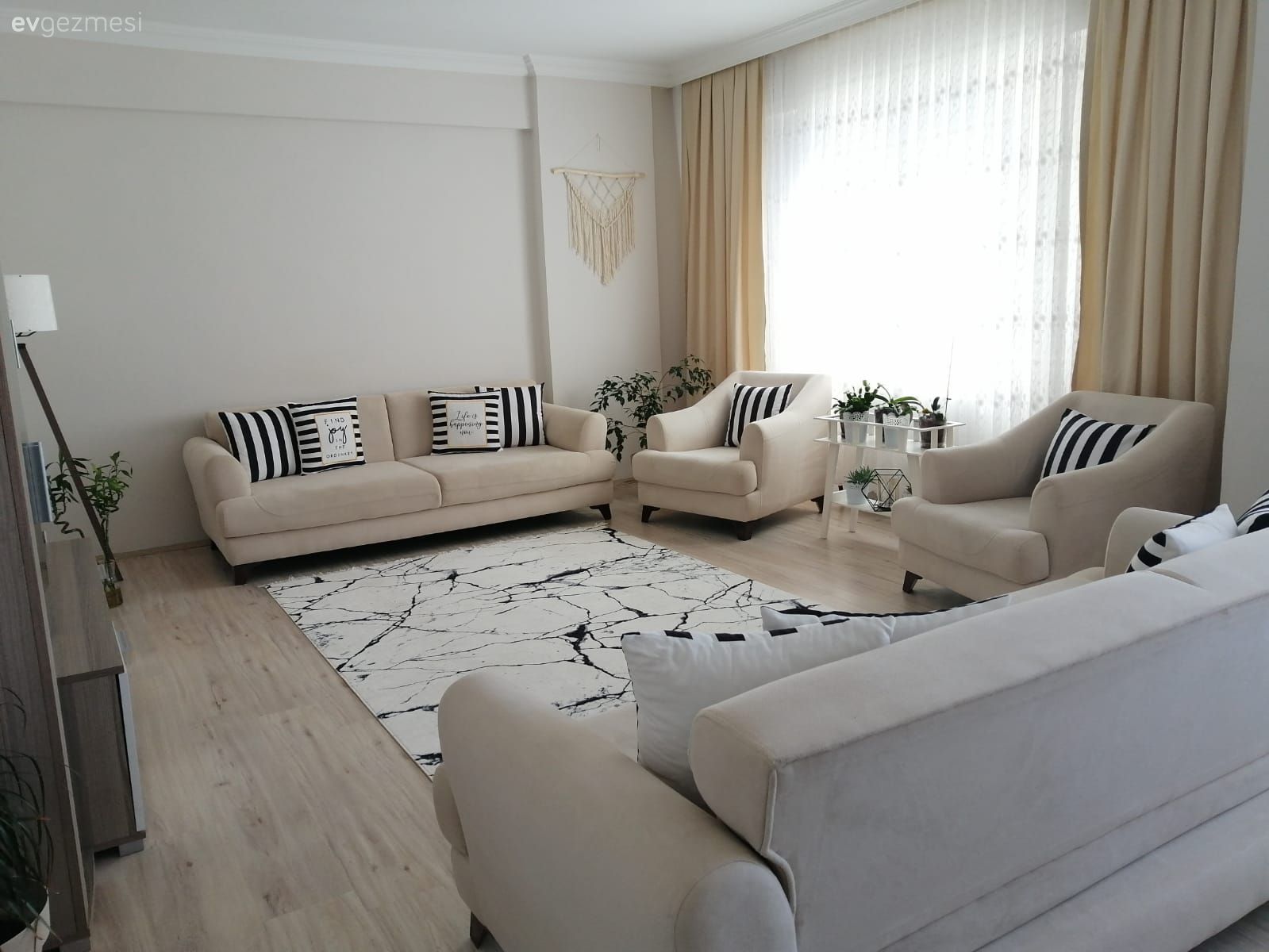 Salon, Modern, Krem, Siyah, Beyaz, Koltuk takımı, Halı, Salon halısı, Berjer, Tv ünitesi, Tv ünitesi aksesuarları, Ev Aksesuar, Lambader, Aydınlatma, Makrome, Fon perde, Perde, Tül perde