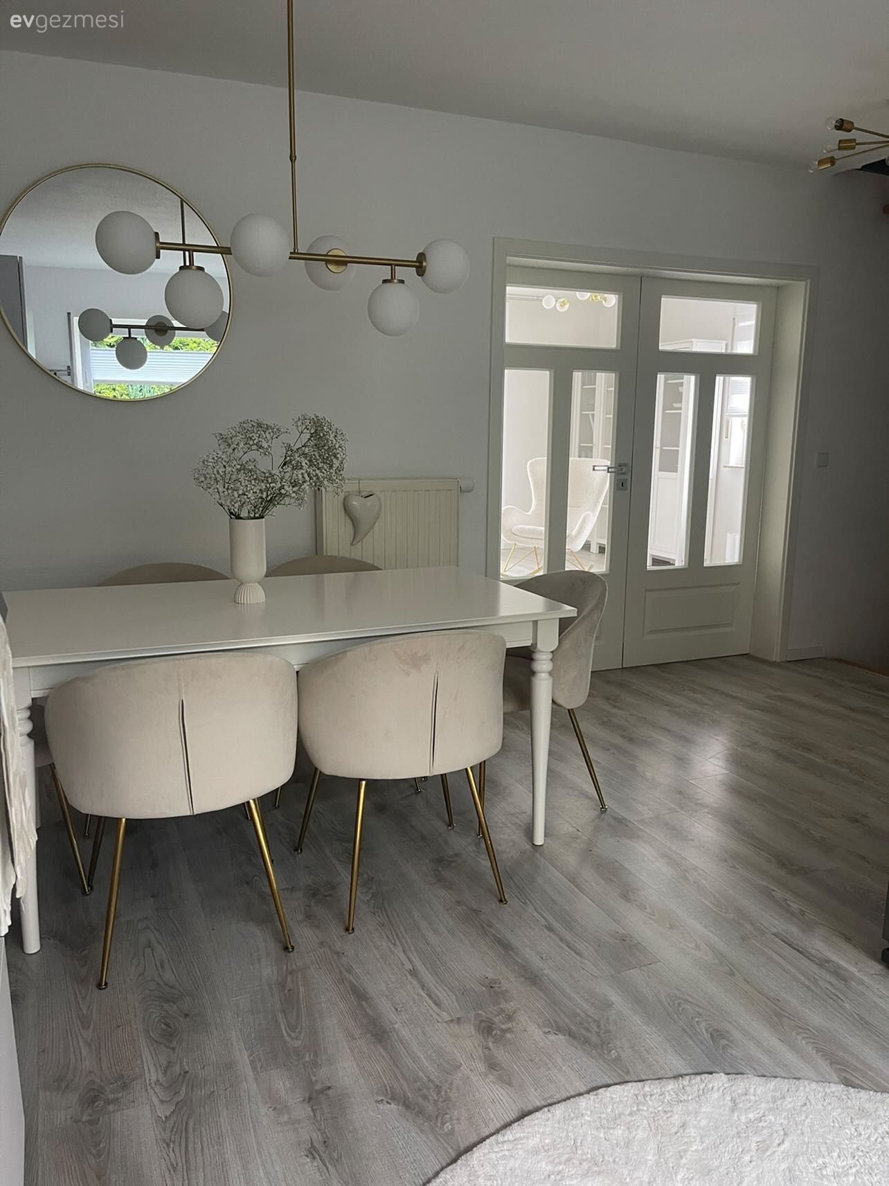 Bu Ferah Evde Açık Renkler Pirinç Yansımalarıyla Desteklenmış!