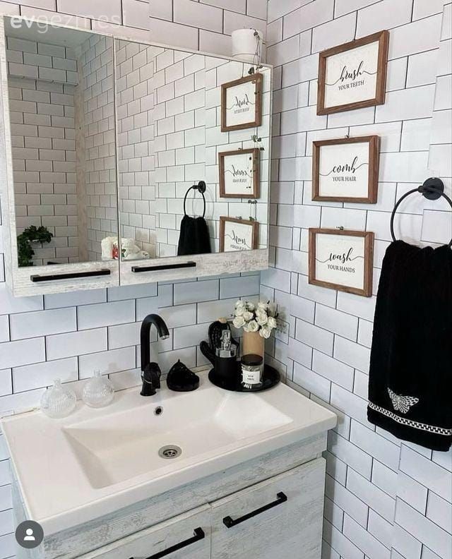 Banyo, Banyo dolabı, Banyo aksesuarları, Banyo aynası, Banyo seramikleri, Siyah- Beyaz