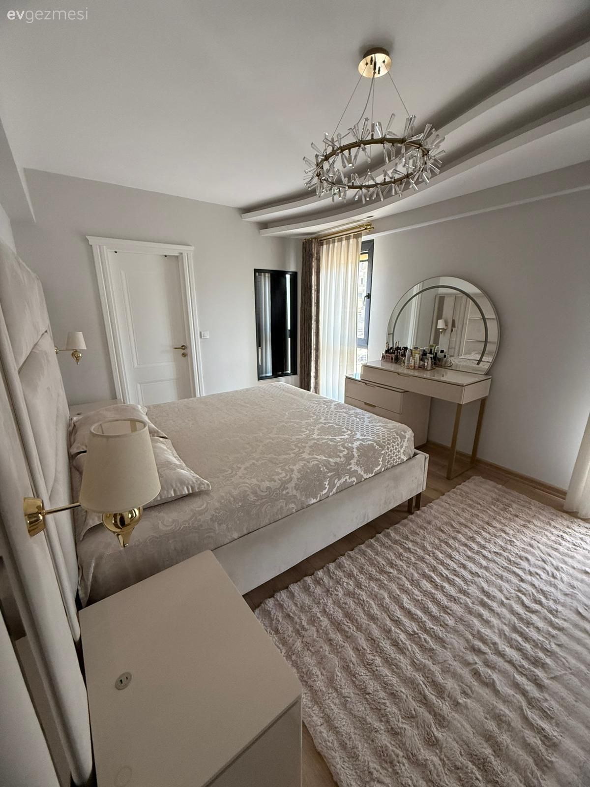 Penceresi Bol Bu Evde Sadelik ve Işıltıya Eşit Oranda Yer Var