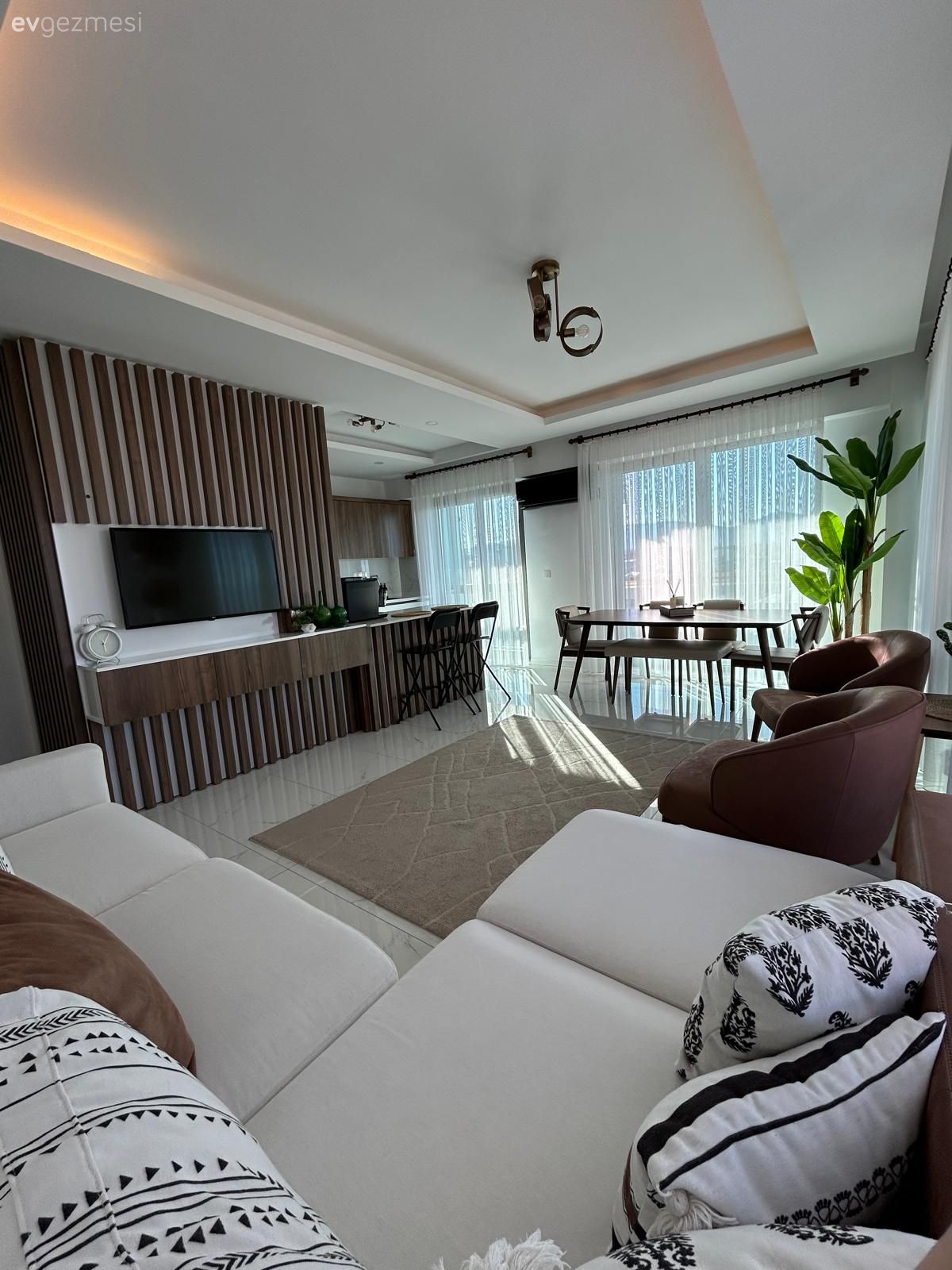Salon, Açık konsept yaşam alanı, Modern, Ahşap Mobilya, Tv ünitesi, Köşe koltuk, Koltuk takımı, Beyaz, Bej, Kahverengi, Özel yapım dolaplar, Dolap, Sandalye, Yemek masası, Ev bitkisi, Kırlent, Ev tekstili, Krem, Vizon