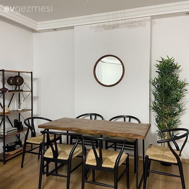Yemek Odası, İskandinav, Ahşap Mobilya, Siyah, Ahşap masa, Sandalye, Vitrin, Ev bitkisi, Yuvarlak ayna, Dekoratif ayna, Krem