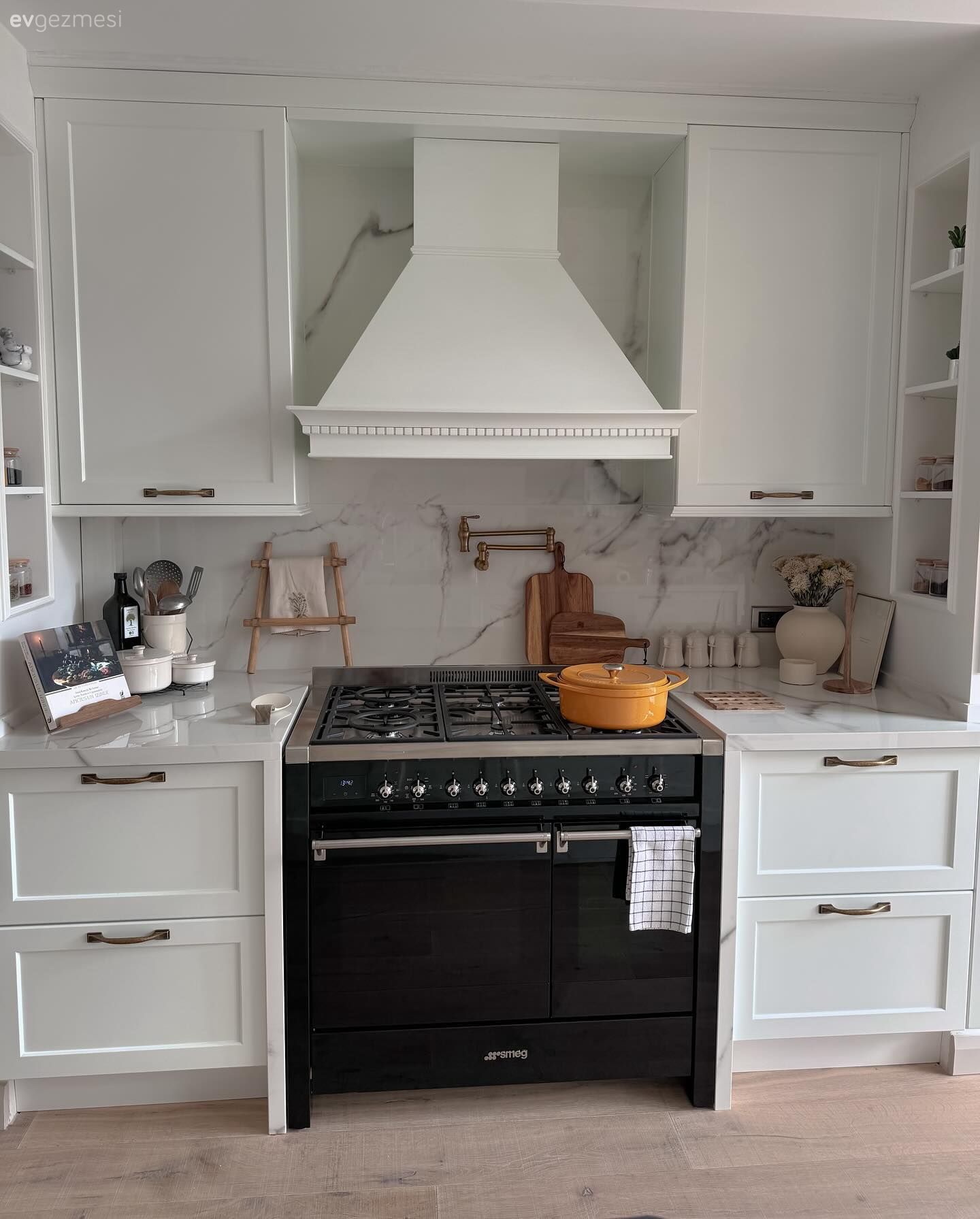 Mutfak, İskandinav, Beyaz, Siyah, Shaker kapaklı dolaplar, Mutfak tezgahı, Mutfak tezgah arası, Ankastre, Davlumbaz, Mutfak aksesuarları, Dekoratif Objeler