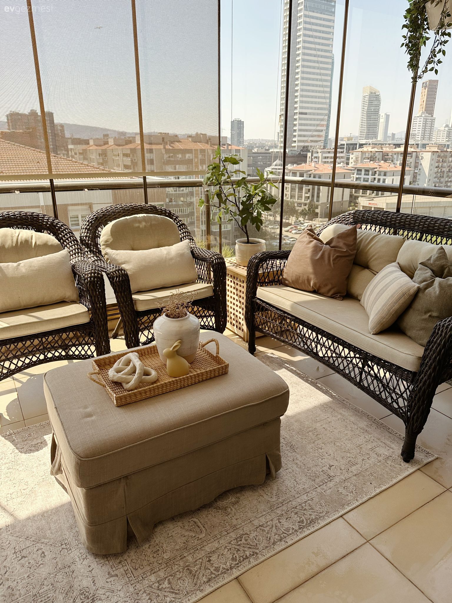 Balkon, Balkon oturma grubu, Ev bitkisi, Balkon masası, Kırlent, Ev tekstili, Balkon halısı, Kapalı balkon