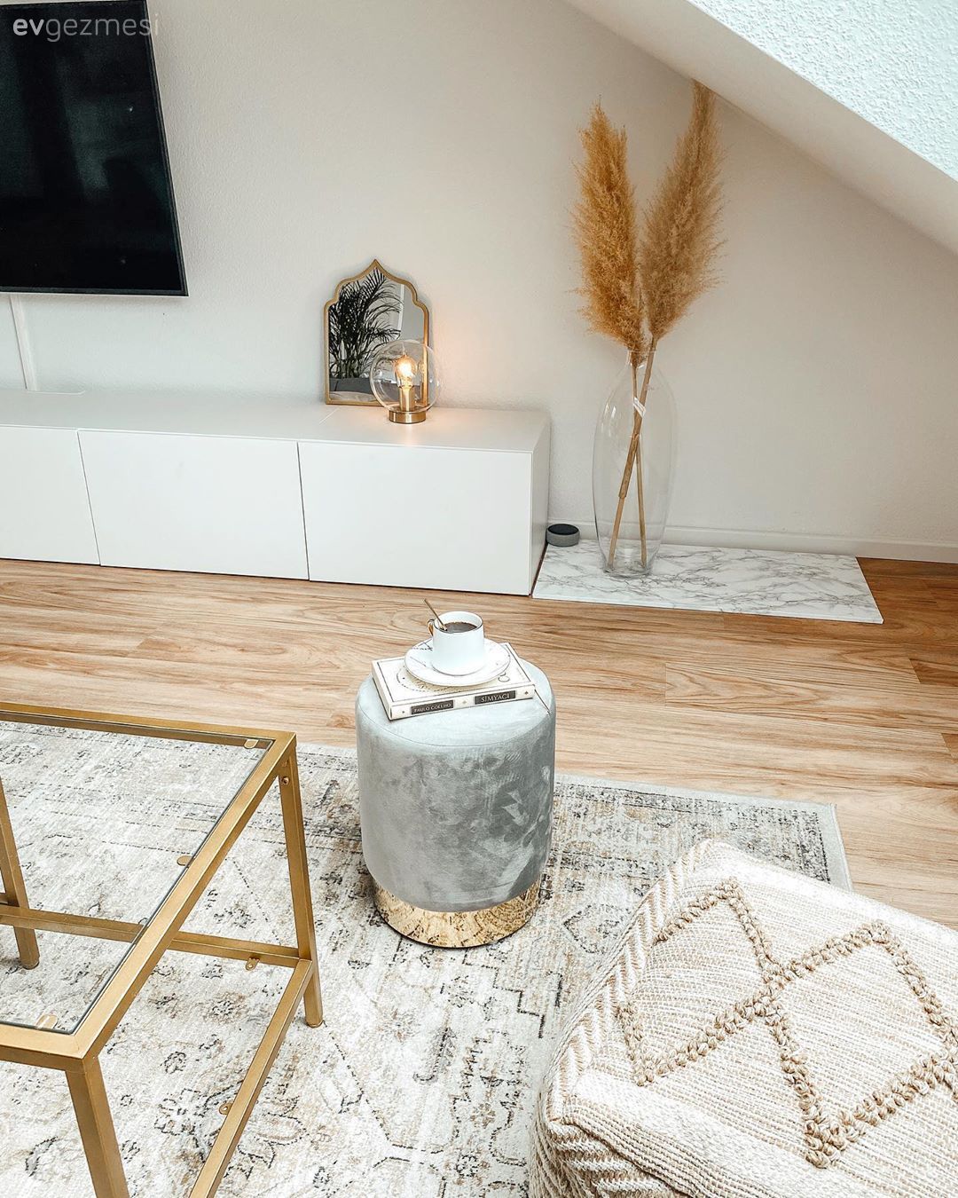 Salon, Çatı katı, Dubleks evler, Modern, Beyaz, Gri, Altın, Tv ünitesi, Rustik Aydınlatma, Parke, Cam orta sehpa, Orta sehpa, Köşe koltuk, Koltuk takımı, Puf, Ev bitkisi