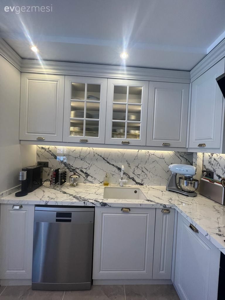 Mutfak, Beyaz, Beyaz mutfak, Modern mutfak, Shaker kapaklı dolaplar, Led aydınlatma, Aydınlatma, Mutfak tezgahı, Mutfak tezgah arası, Porselen tezgah, Mutfak aksesuarları