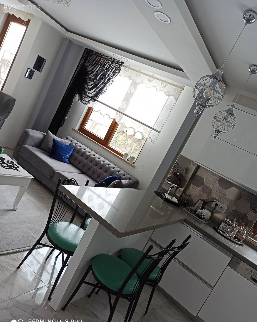 Amerikan Mutfak, Mutfak, Gri, Parlament mavisi, Modern chesterfield, Berjer, Beyaz, Zemin seramikleri, Halı, Orta sehpa, Sehpa, Ev bitkisi, Stor perde, Sandalye, Tezgah arası seramik, Mutfak tezgah arası, Mutfak Avize Modelleri, Fon perde, Perde, Tül perde