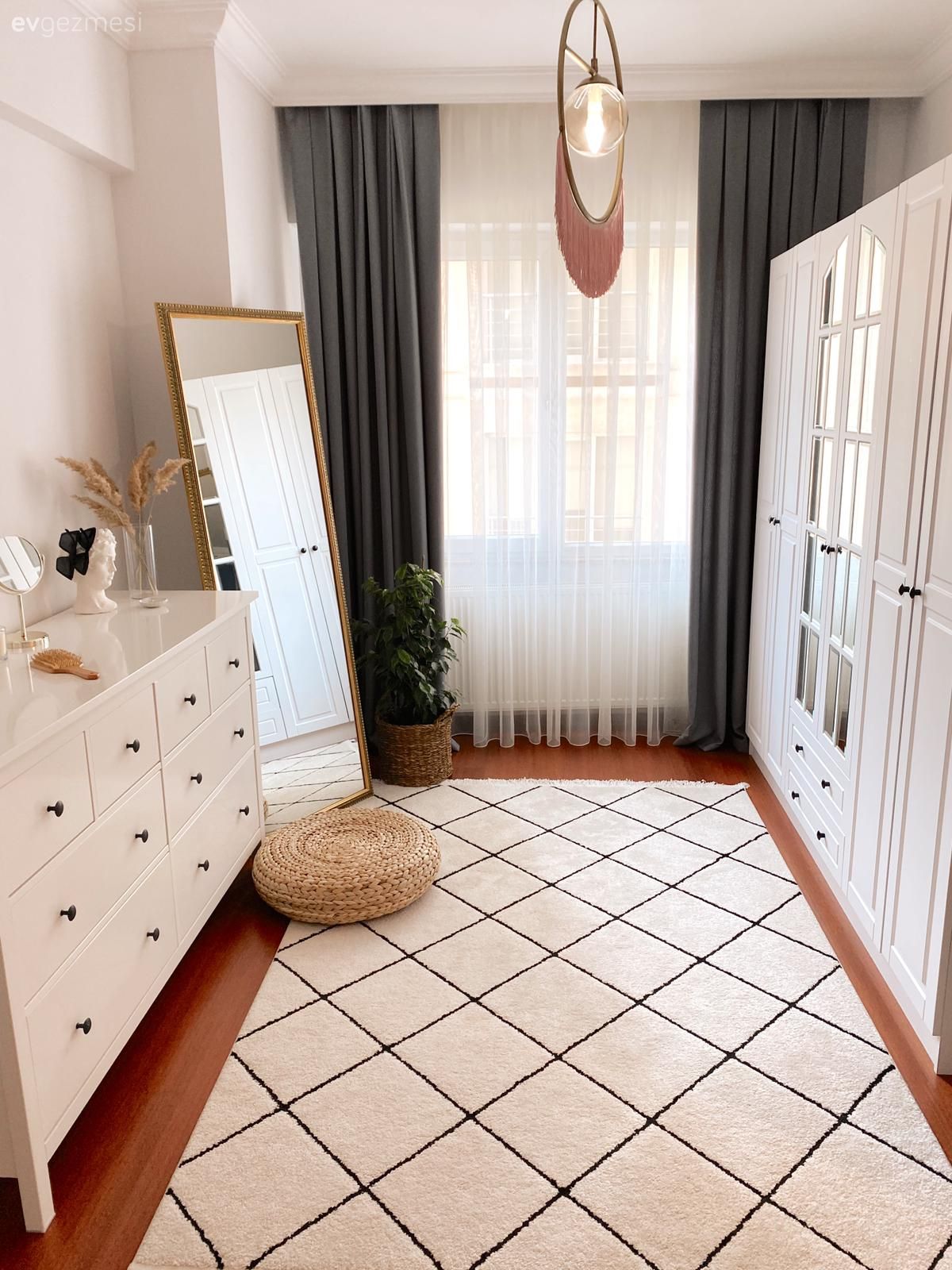 Giyinme odası, Beyaz, Siyah, Fon perde, Perde, Tül perde, Şifonyer, Yatak Odası, Boy aynası, Ayna, Gardrop, Avize, Aydınlatma, Halı, Geometrik desen, Desenler