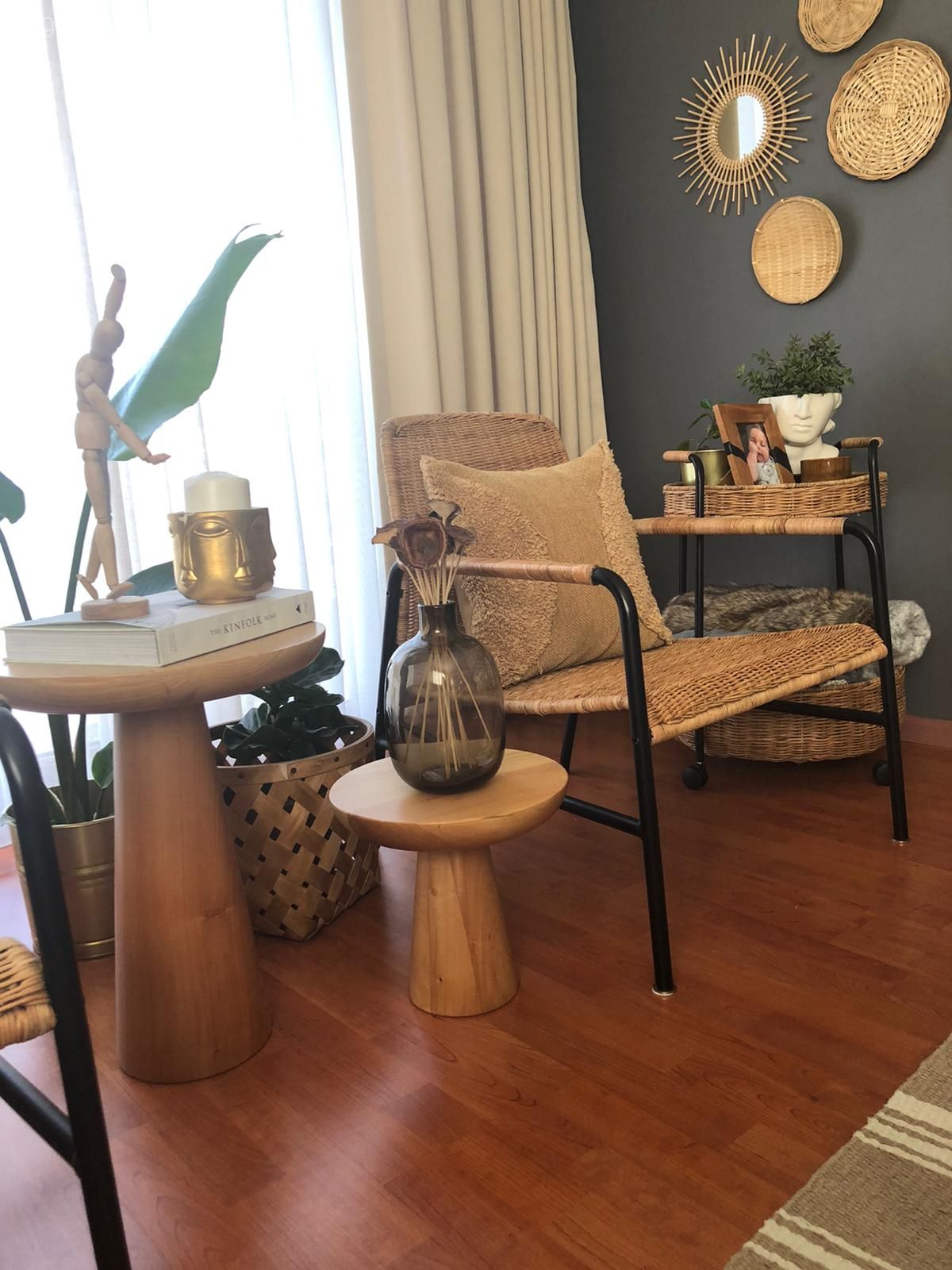 Hasır sandalye, Rattan sandalye, Hasır, Siyah, Kahverengi, Yan sehpa, Sehpa, Gri duvar, Ev bitkisi, Fon perde, Perde, Tül perde, Dekoratif Objeler