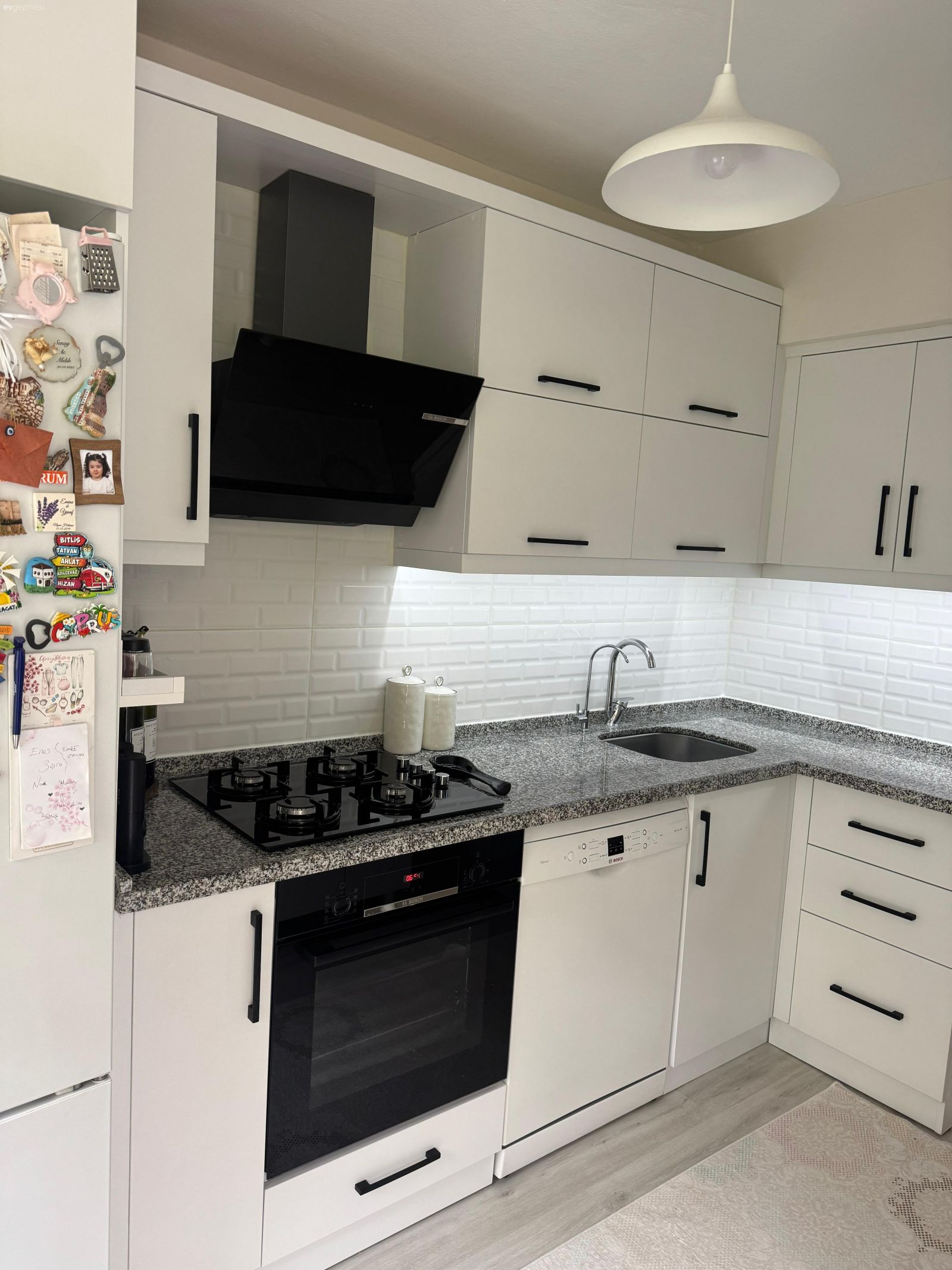 Lojman Olsa Da Komple Değişimle Ödüllendirilen Bir Mutfak