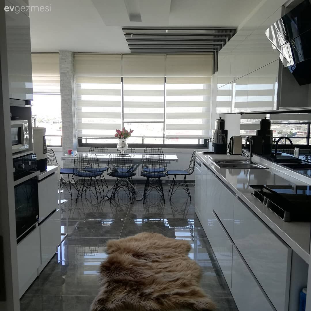 Mutfak, Büyük mutfak, Beyaz mutfak, Modern mutfak, Kulpsuz mutfak dolabı, Mutfak tezgahı, Mutfak tezgah arası, Post halı, Halı, Ankastre, Metal sandalye, Sandalye, Mutfak masası, Zebra Perde, Perde, Mutfak zemin seramikleri